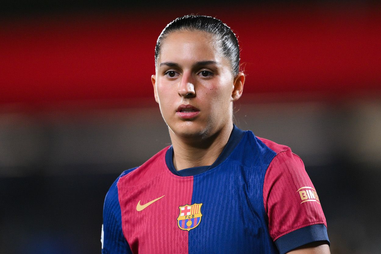 Francisca Nazareth del FC Barcelona observa durante el partido de la UEFA Women's Champions League