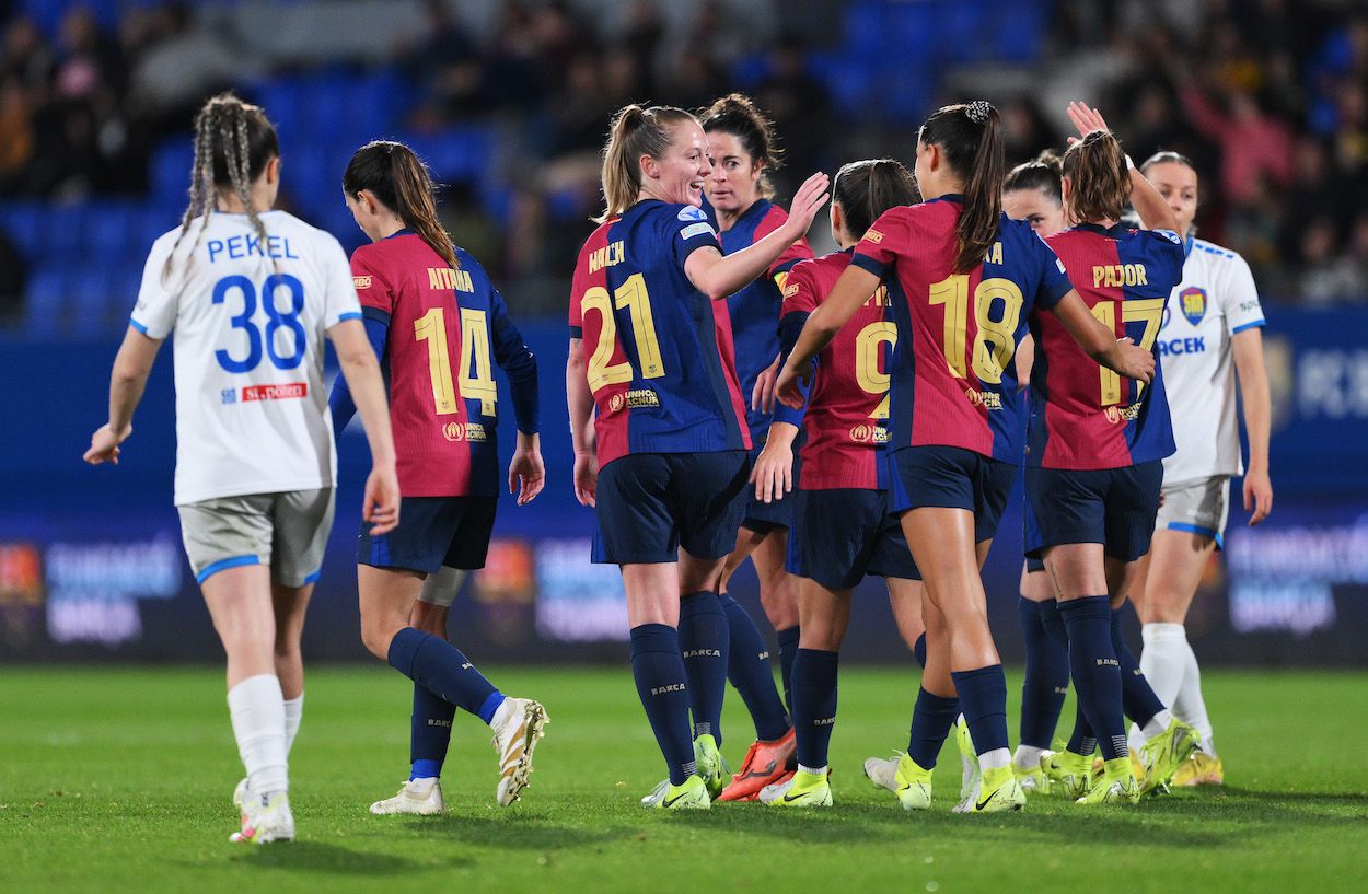 Keira Walsh celebra el cuarto gol del FC Barcelona con sus compañeras durante el partido de la UEFA Women's Champions League