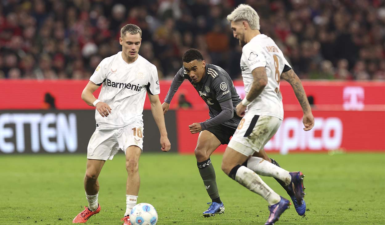 Jamal Musiala y Florian Wirtz durante un partido de Bundesliga