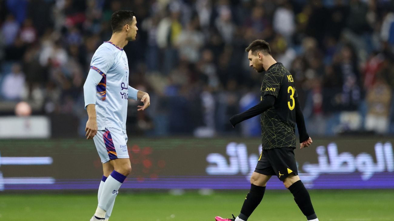 Cristiano Ronaldo y Leo Messi en el duelo entre el PSG y el Riyadh XI en un amistoso de pretemporada