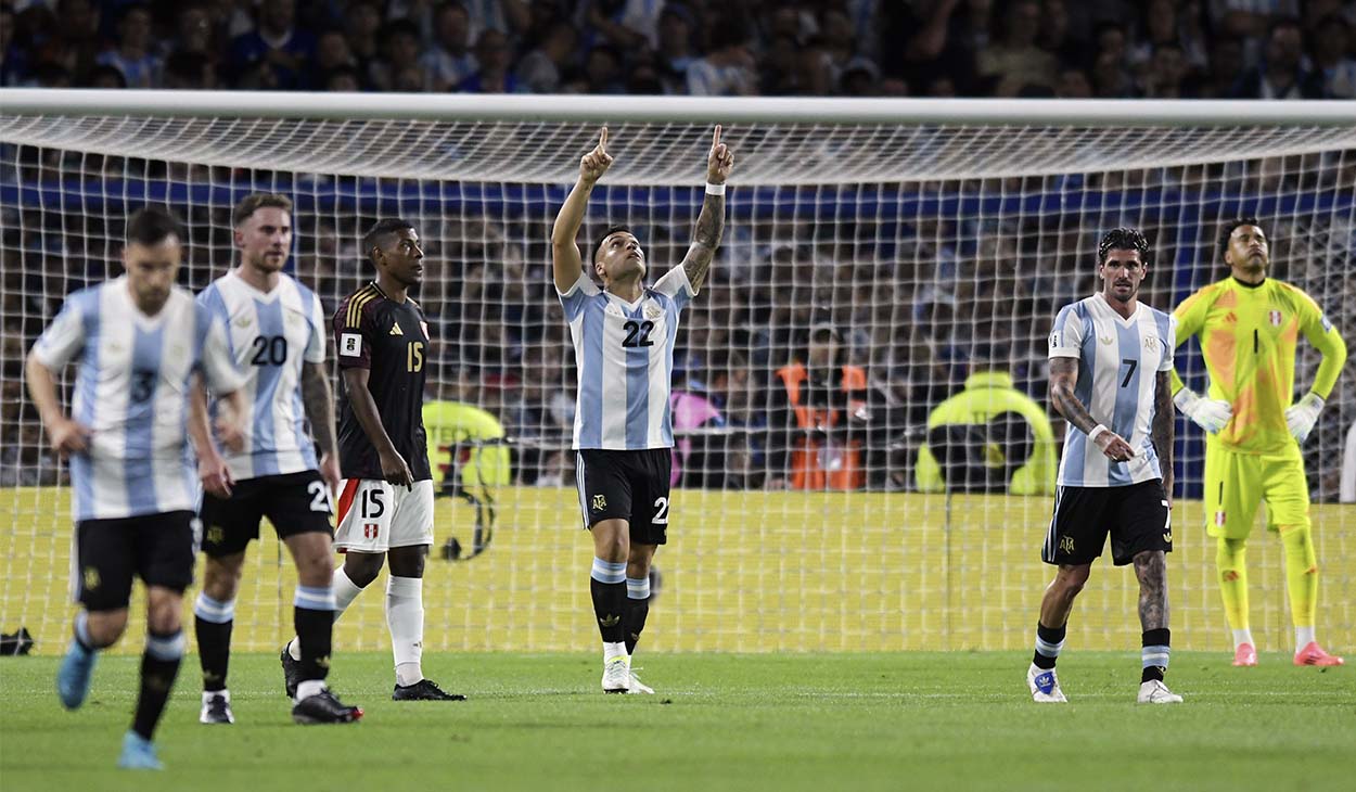 Lautaro Martínez festejando un gol ante Perú