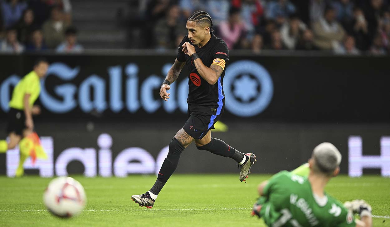 Raphinha festejando su gol contra el Celta (2-2)