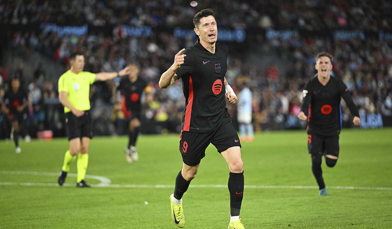 Robert Lewandowski festejando su gol ante el Celta