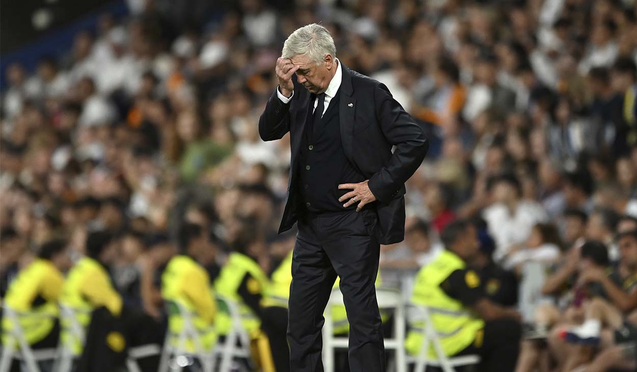 Carlo Ancelotti, preocupado durante un partido del Real Madrid