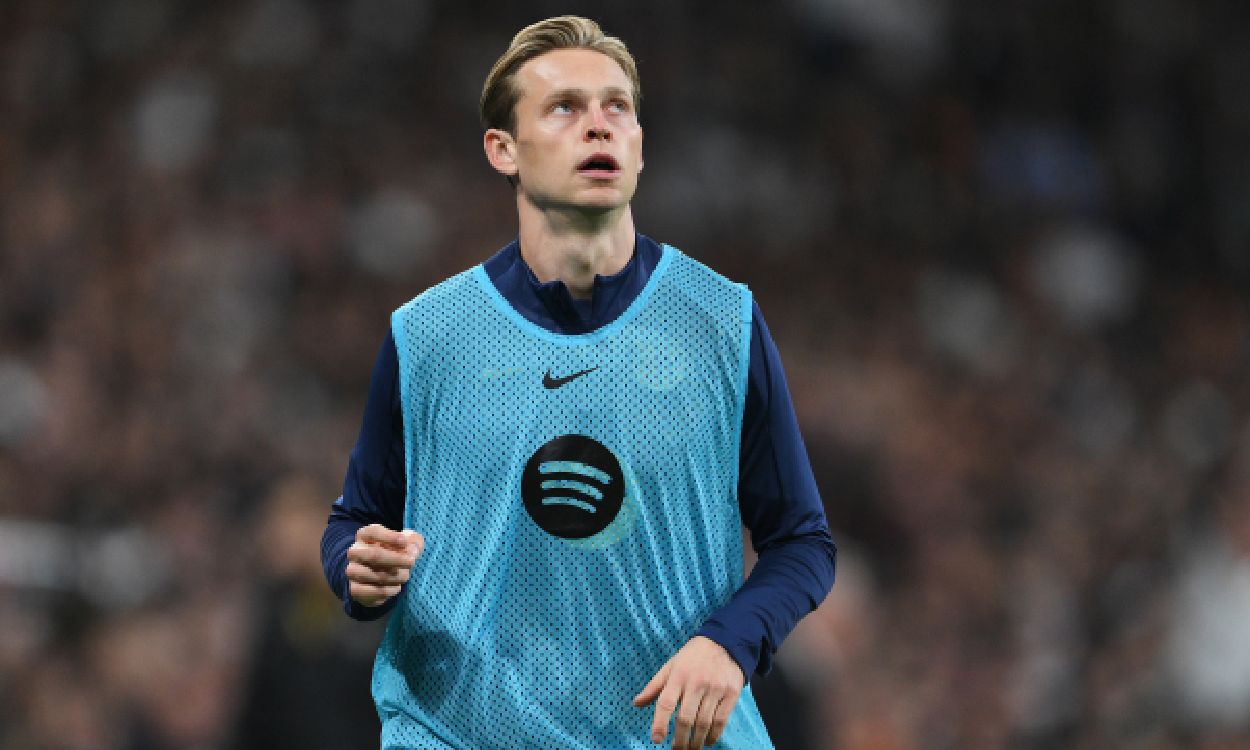 Frenkie de Jong, con el peto de suplente, calentando en el Real Madrid-FC Barcelona 