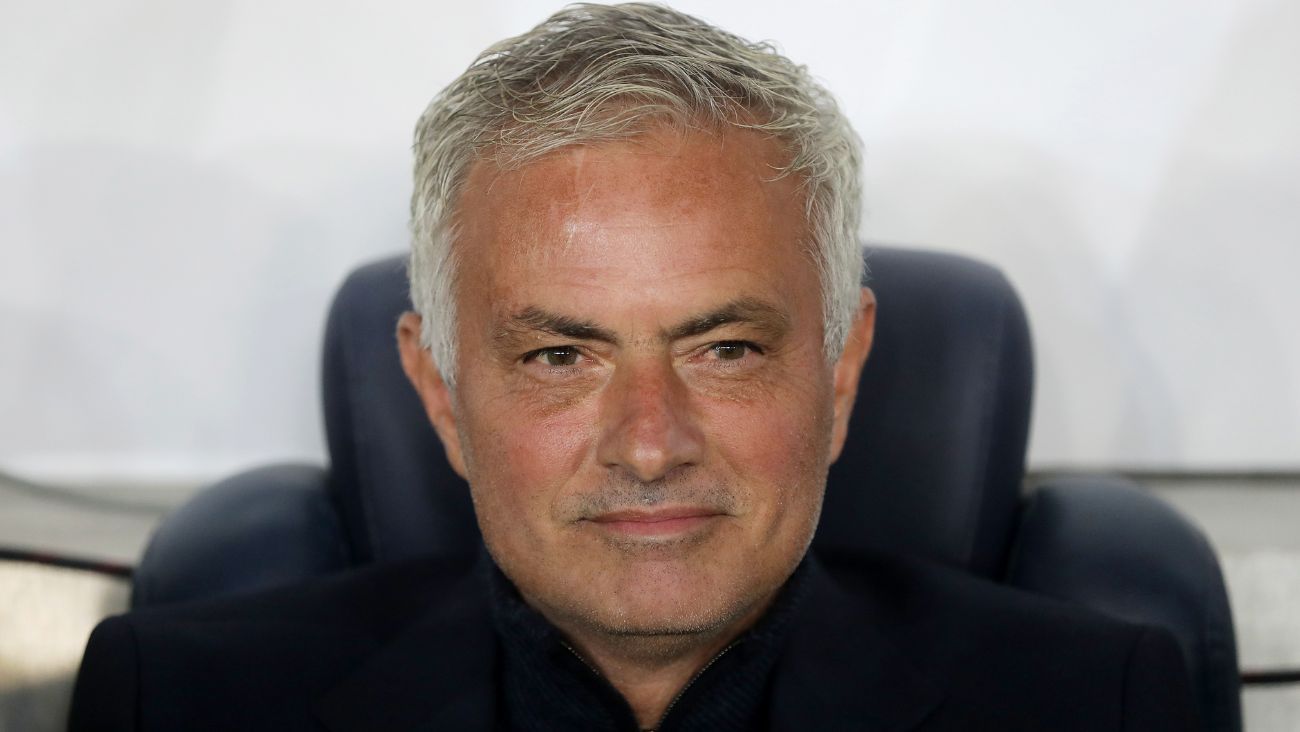 José Mourinho en el duelo entre el Fenherbaçe y el Manchester United en la Europa League 2024 25