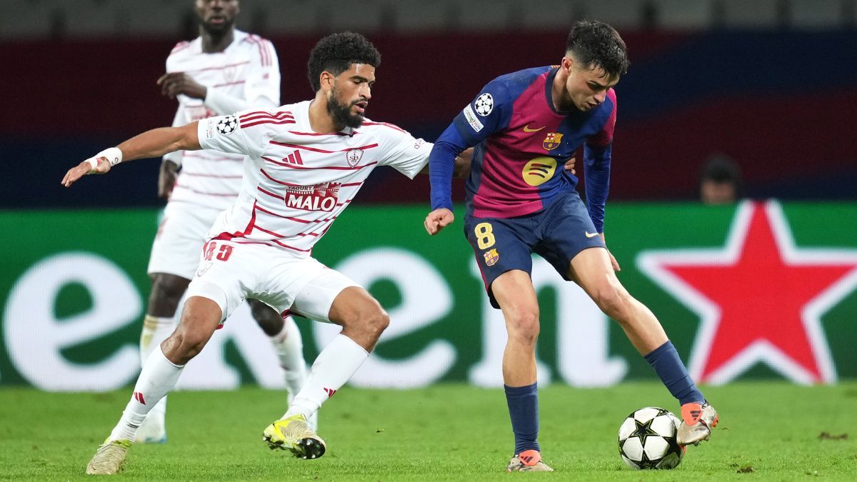 Pedri mantiene la posesión del balón ante la presencia de Camara en el partido de Champions entre el Barça y el Brest