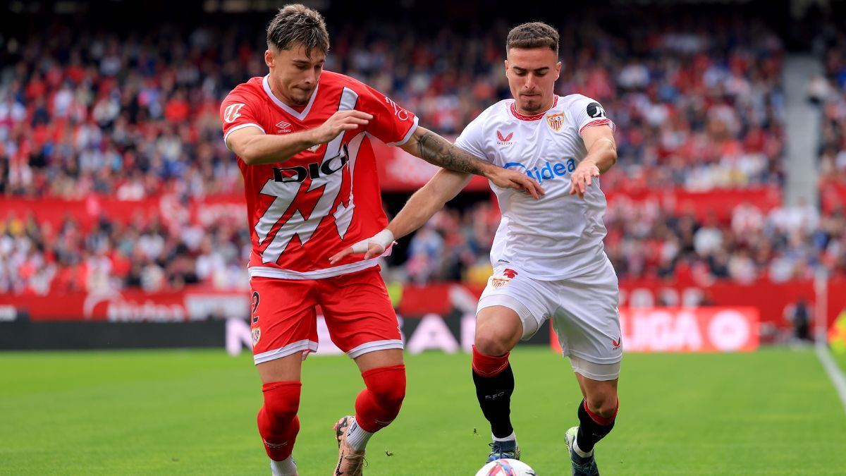 Andrei Ratiu en un duelo entre el Sevilla y el Rayo Vallecano en LaLiga EA Sports 2024 25