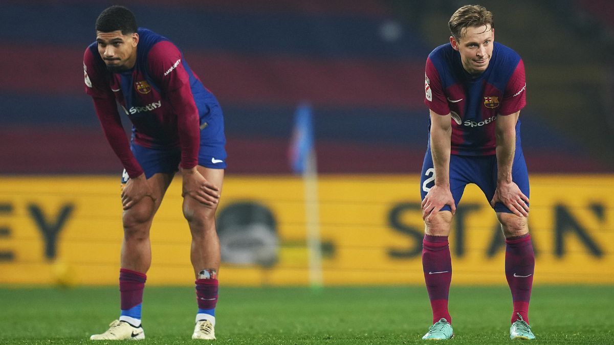 Frenkie de Jong y Ronald Araújo en el duelo entre el FC Barcelona y el Villarreal CF en LaLiga 2023 24