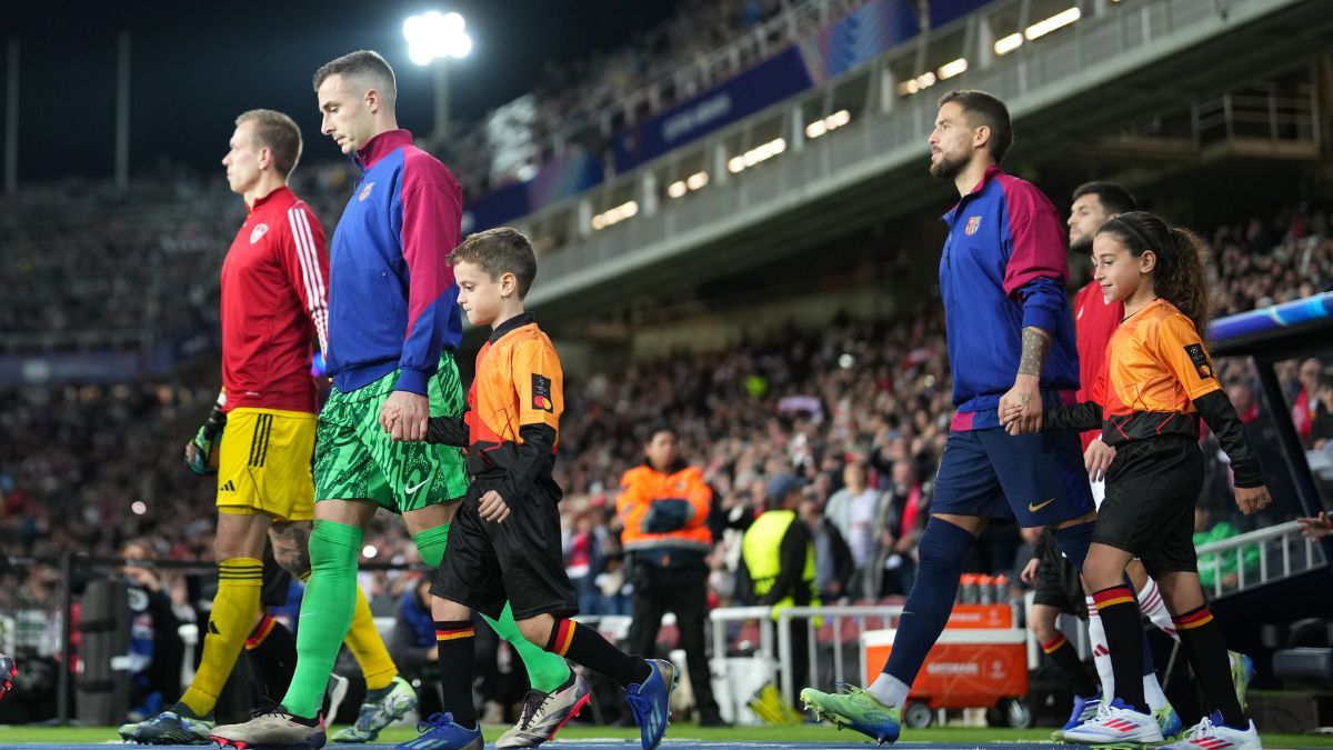 Iñaki Peña e Iñigo Martínez en el duelo entre el FC Barcelona y el Stade Brestois en la UEFA Champions League 2024 25