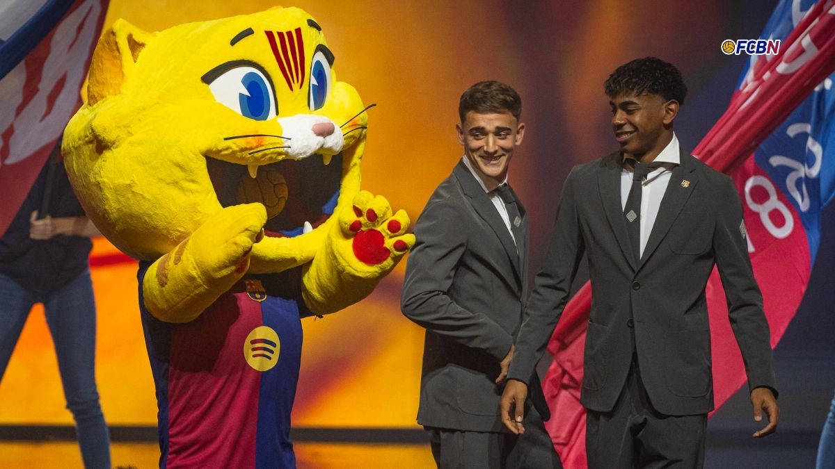 El FC Barcelona da la bienvenida a 'CAT', la nueva mascota del Barça