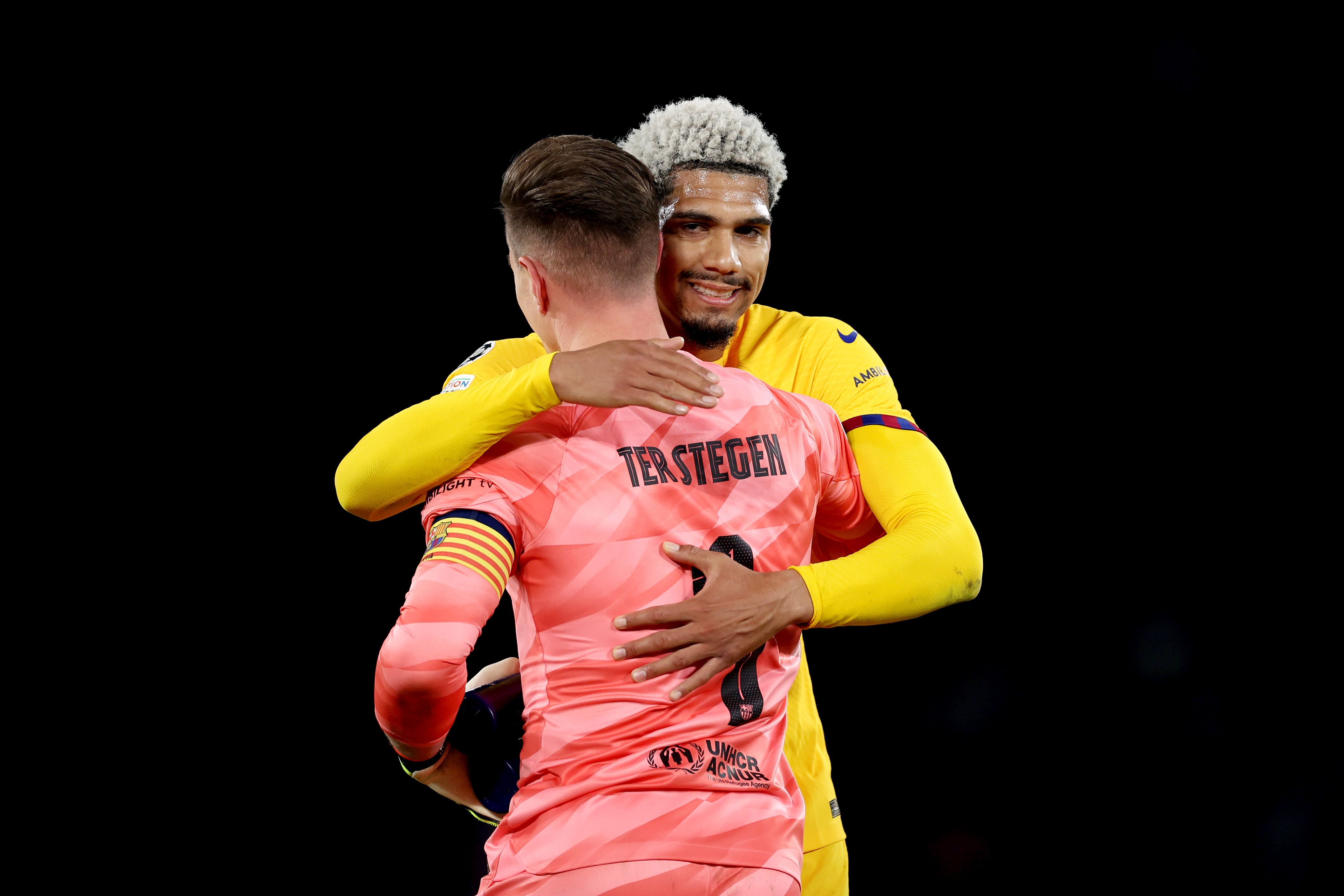 Marc-André Ter Stegen y Ronald Araújo, estrellas del FC Barcelona