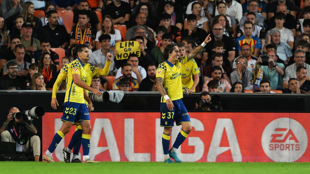 Fábio Silva en la celebración de su gol ante el Valencia en LaLiga EA Sports