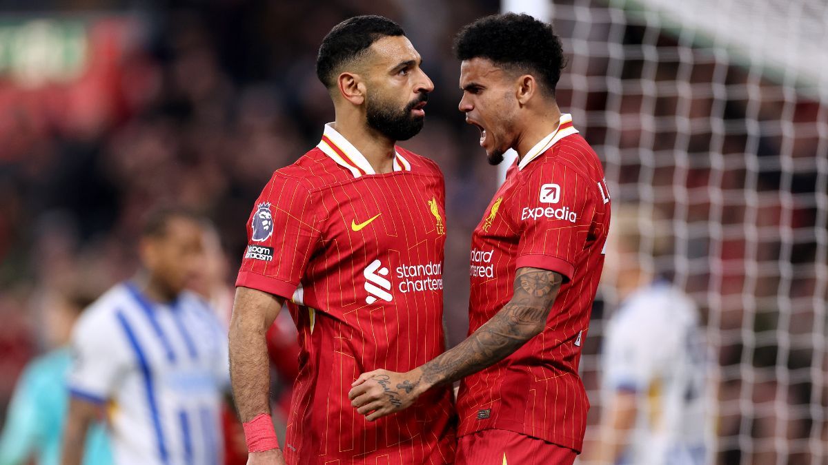 Mohamed Salah y Luis Díaz en el duelo entre el Liverpool y el Brighton en la Premier League 2024-25