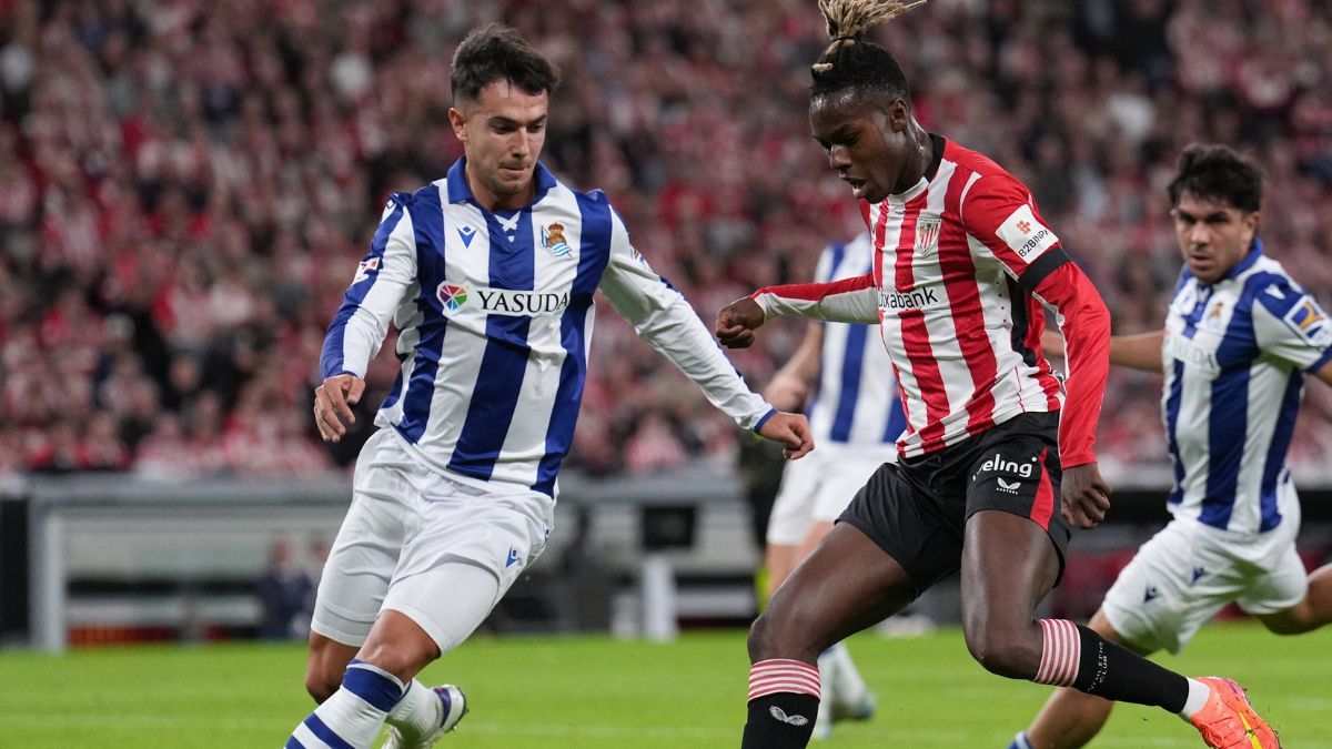 Martín Zubimendi y Nico Williams en el duelo entre la Real Sociedad y el Athletic Club en LaLiga EA Sports 2024 25