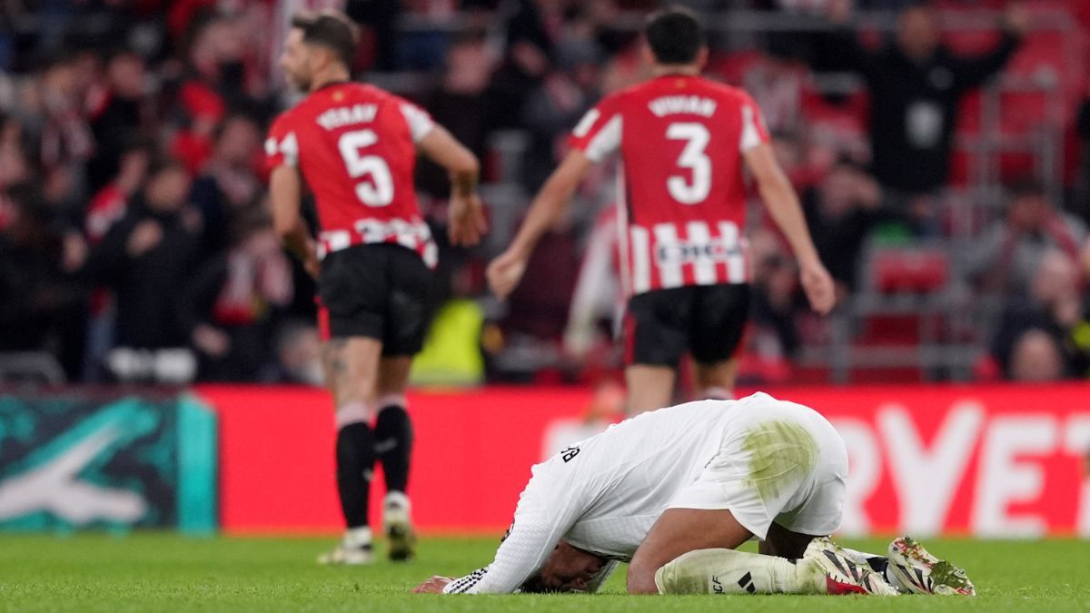 Jugadores del Athletic Club y el Real Madrid en su duelo en la jornada 16 de LaLiga EA Sports 2024 25