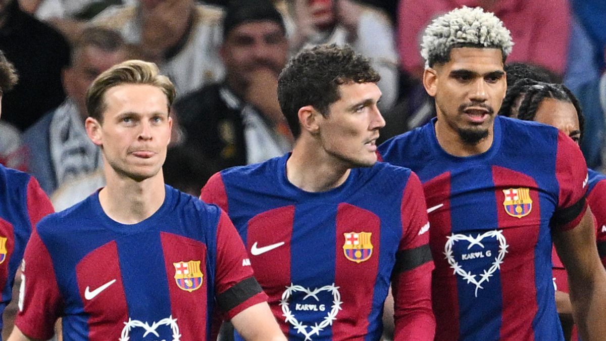 Andreas Christensen, Frenkie de Jong y Ronald Araújo en el duelo entre el FC Barcelona y el Real Madrid en LaLiga EA Sports 2023 24