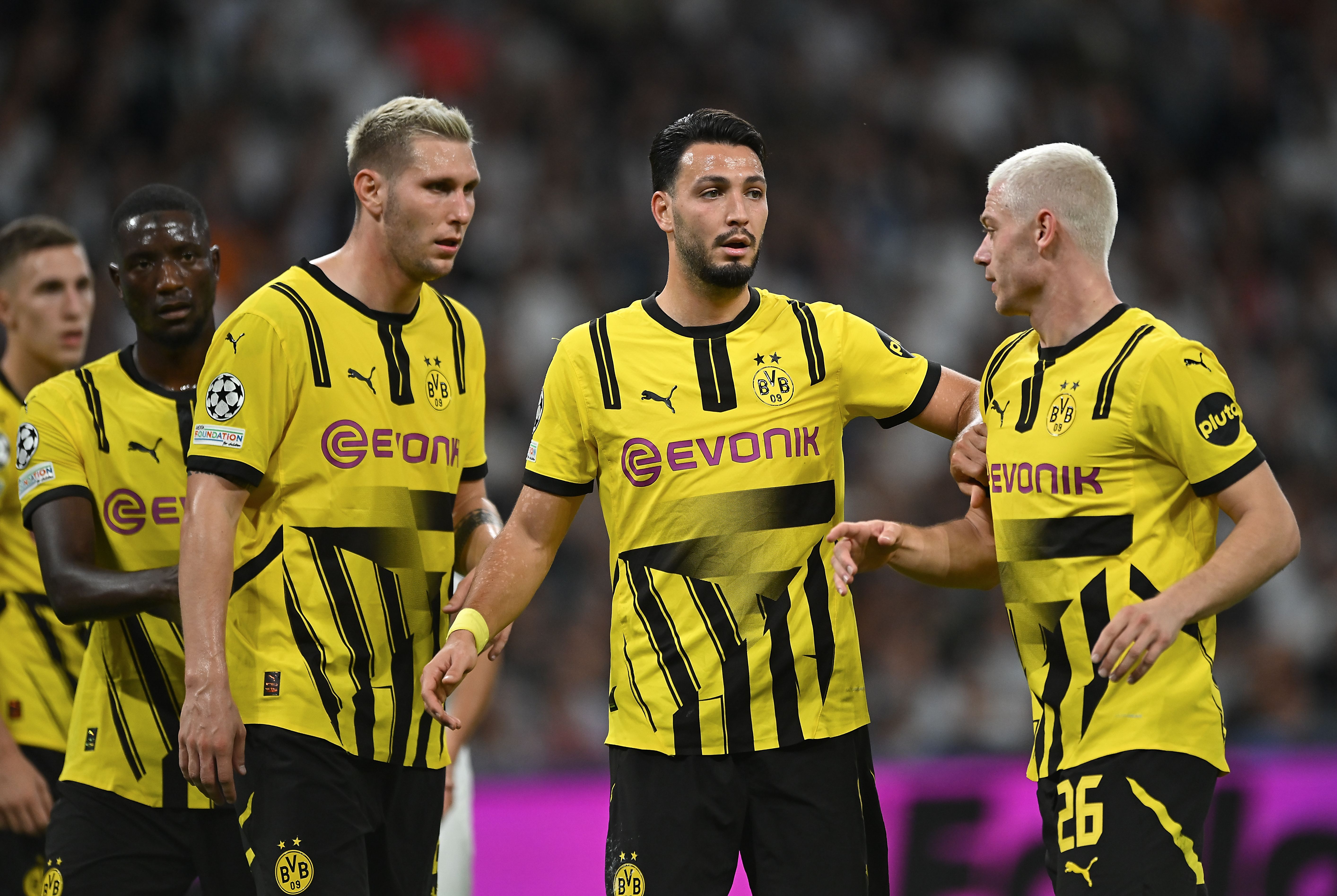 Jugadores del Borussia Dortmund ante el Real Madrid