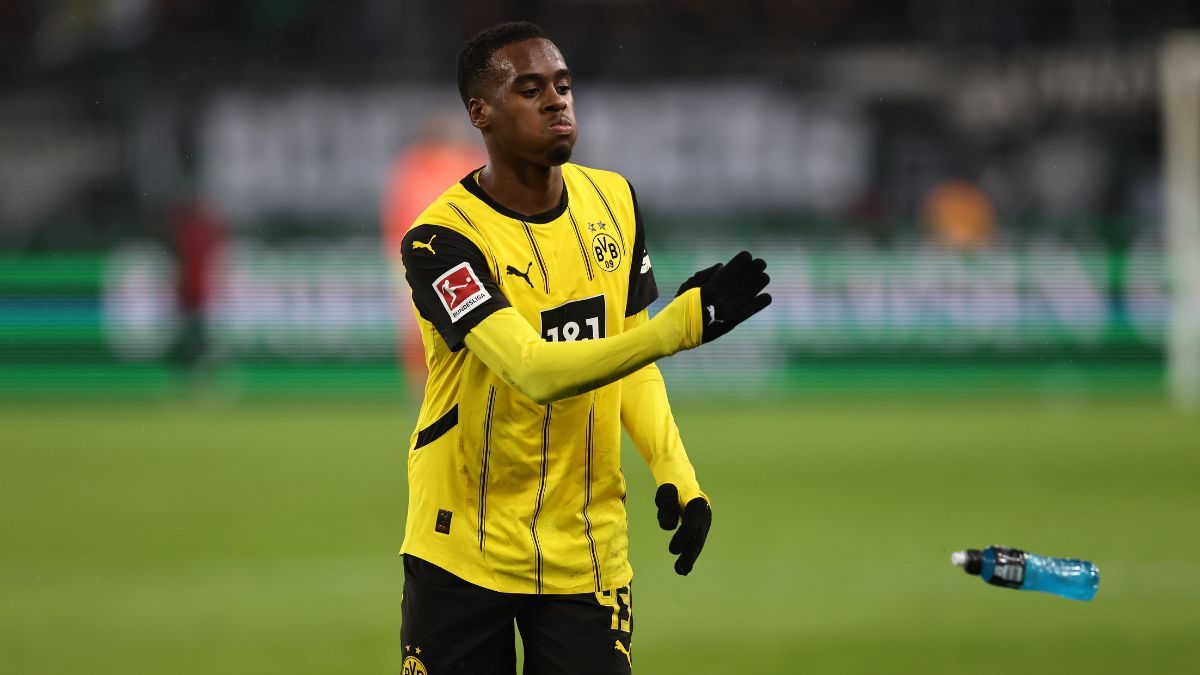 Jamie Bynoe Gittens en el duelo entre el Borussia Dortmund y el Borussia Monchengladbach en la Bundesliga