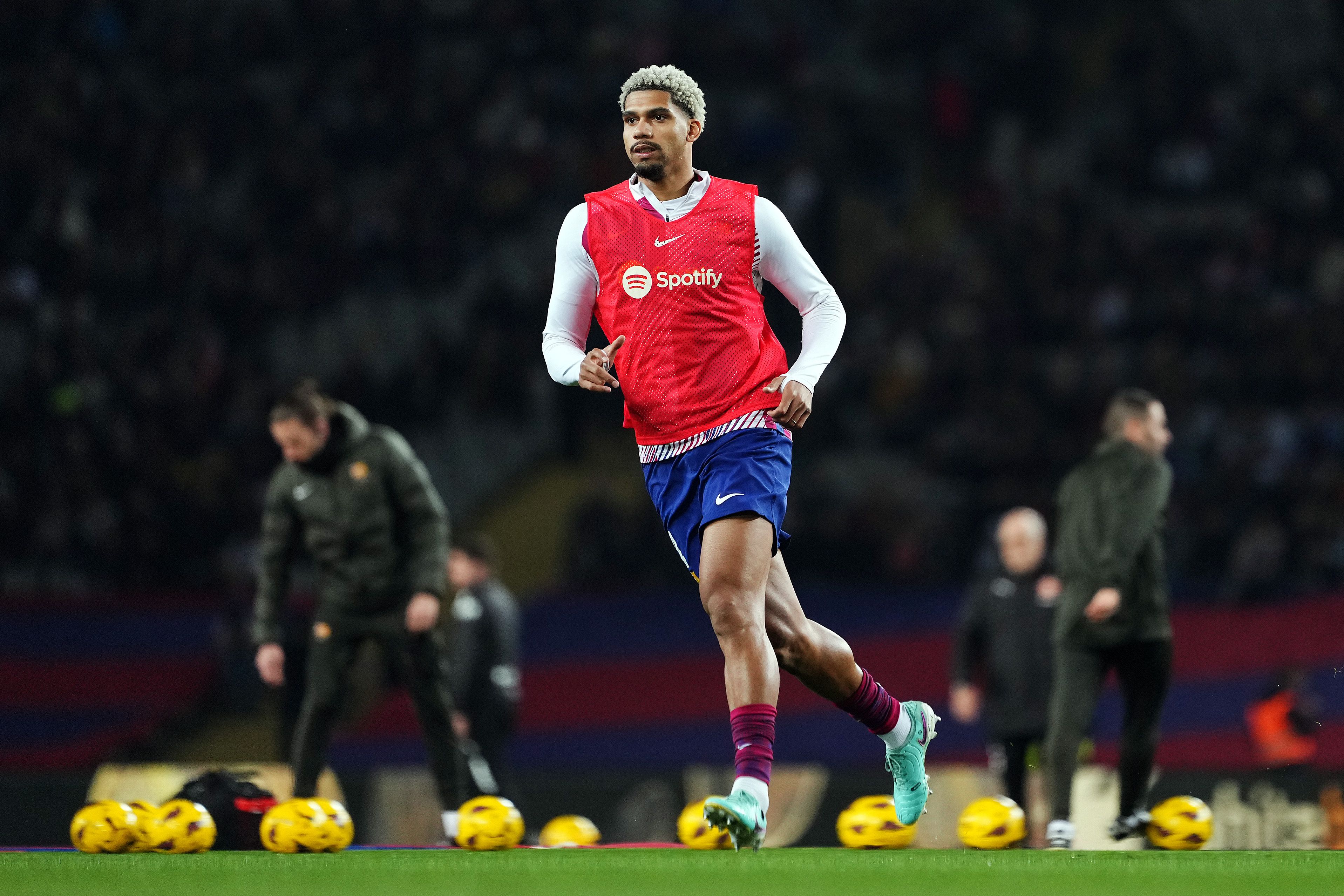 Ronald Araújo en un calentamiento con el Barça