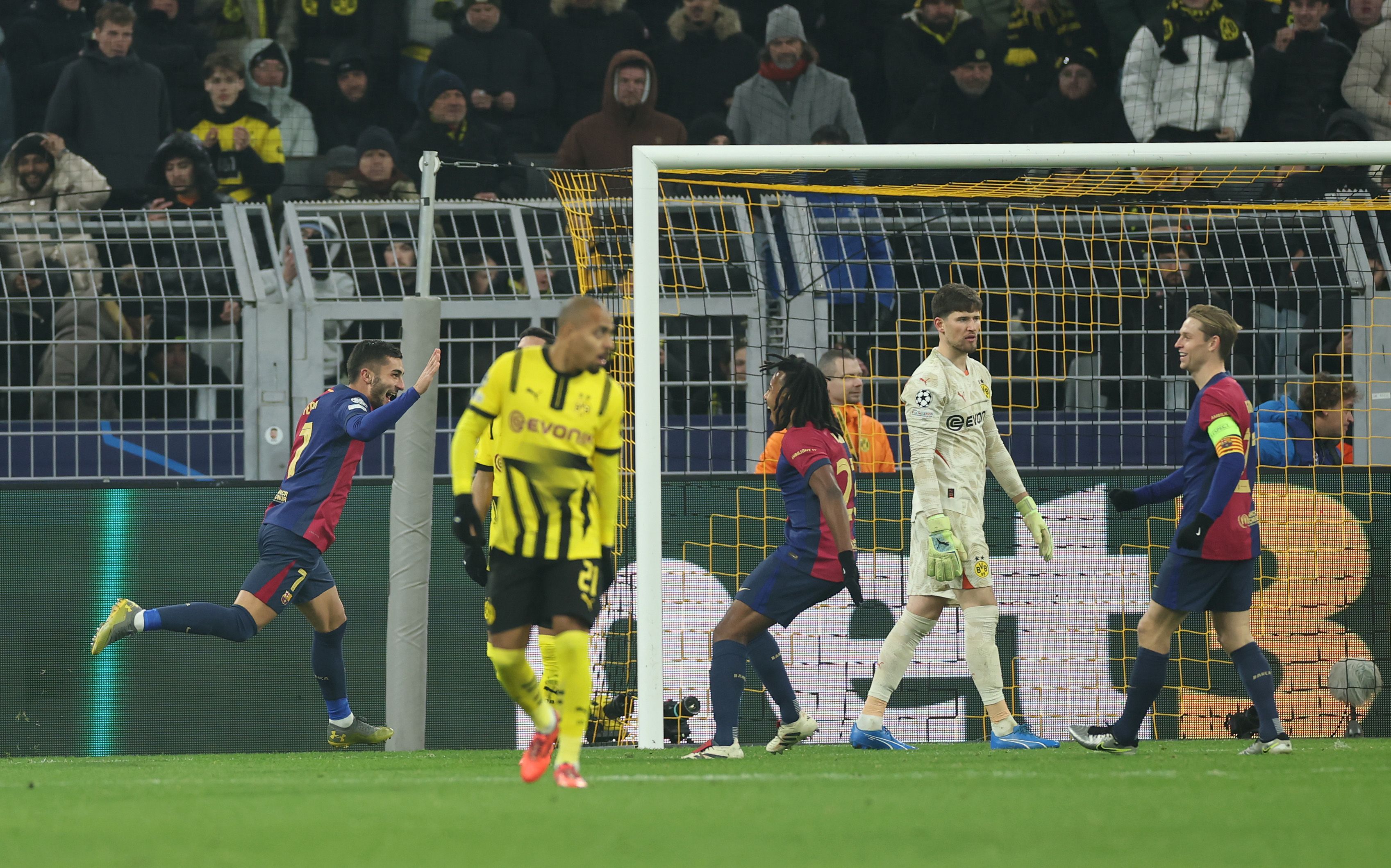 Ferran Torres festejando uno de sus goles ante el Dortmund