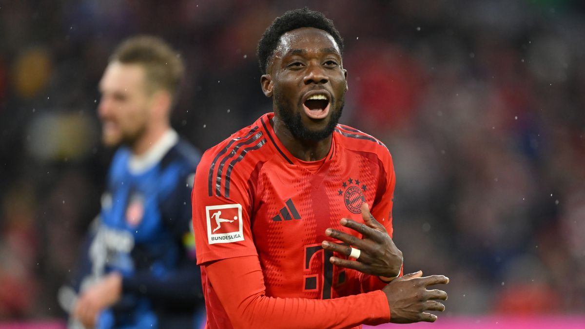 Alphonso Davies en el duelo entre el Bayern Múnich y el 1FC Heidenheim 1846 en la Bundesliga 2024 25