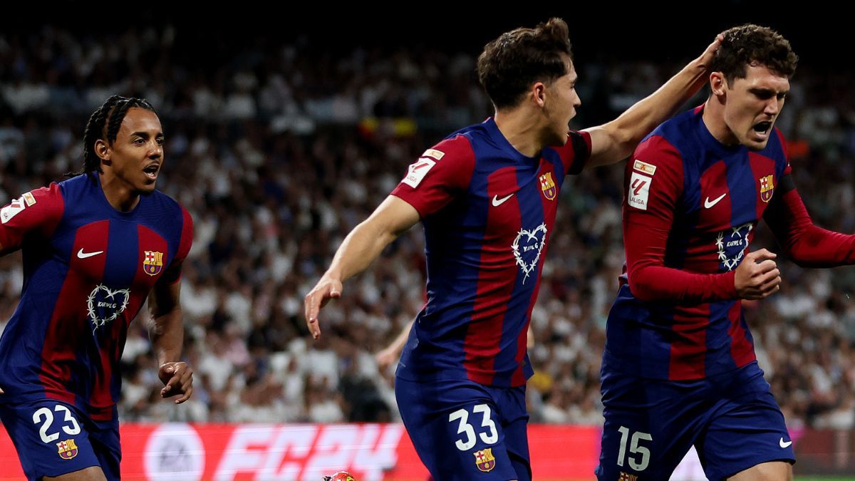 Andreas Christensen, Pau Cubarsí y Jules Koundé con el FC Barcelona en el duelo ante el Real Madrid en LaLiga EA Sports 2023 24