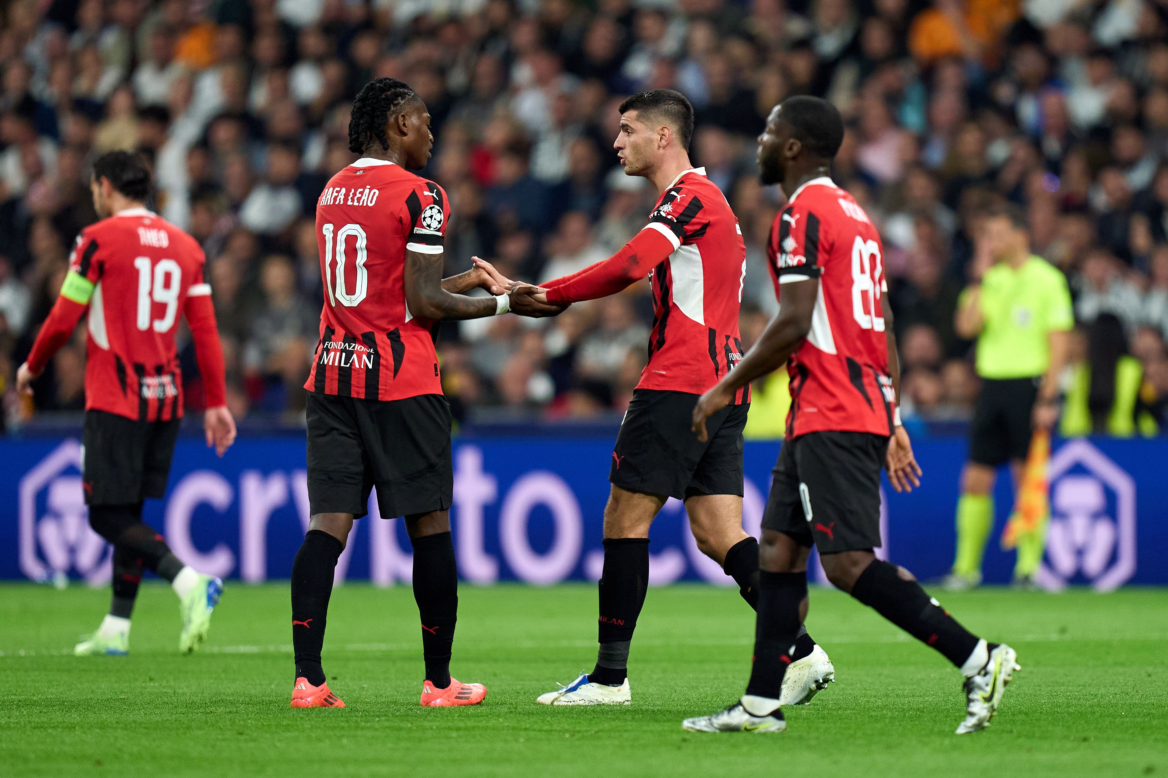 Jugadores del AC Milán festejando un gol contra el Real Madrid