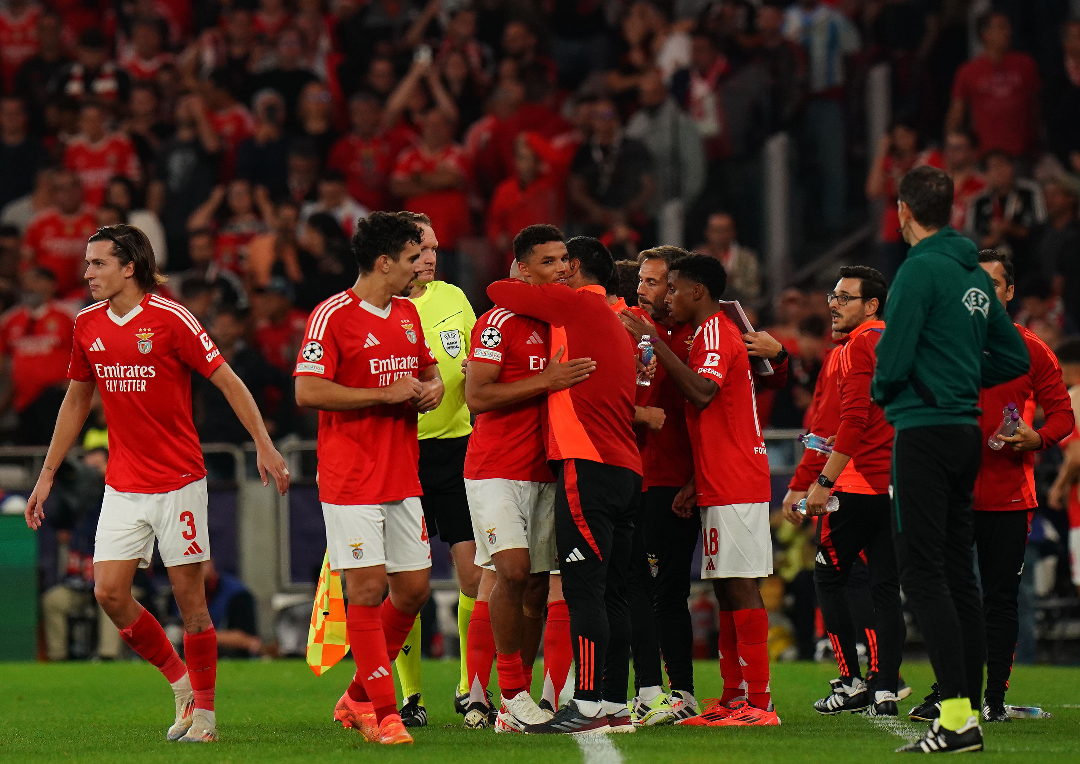 jugadores benfica celebran