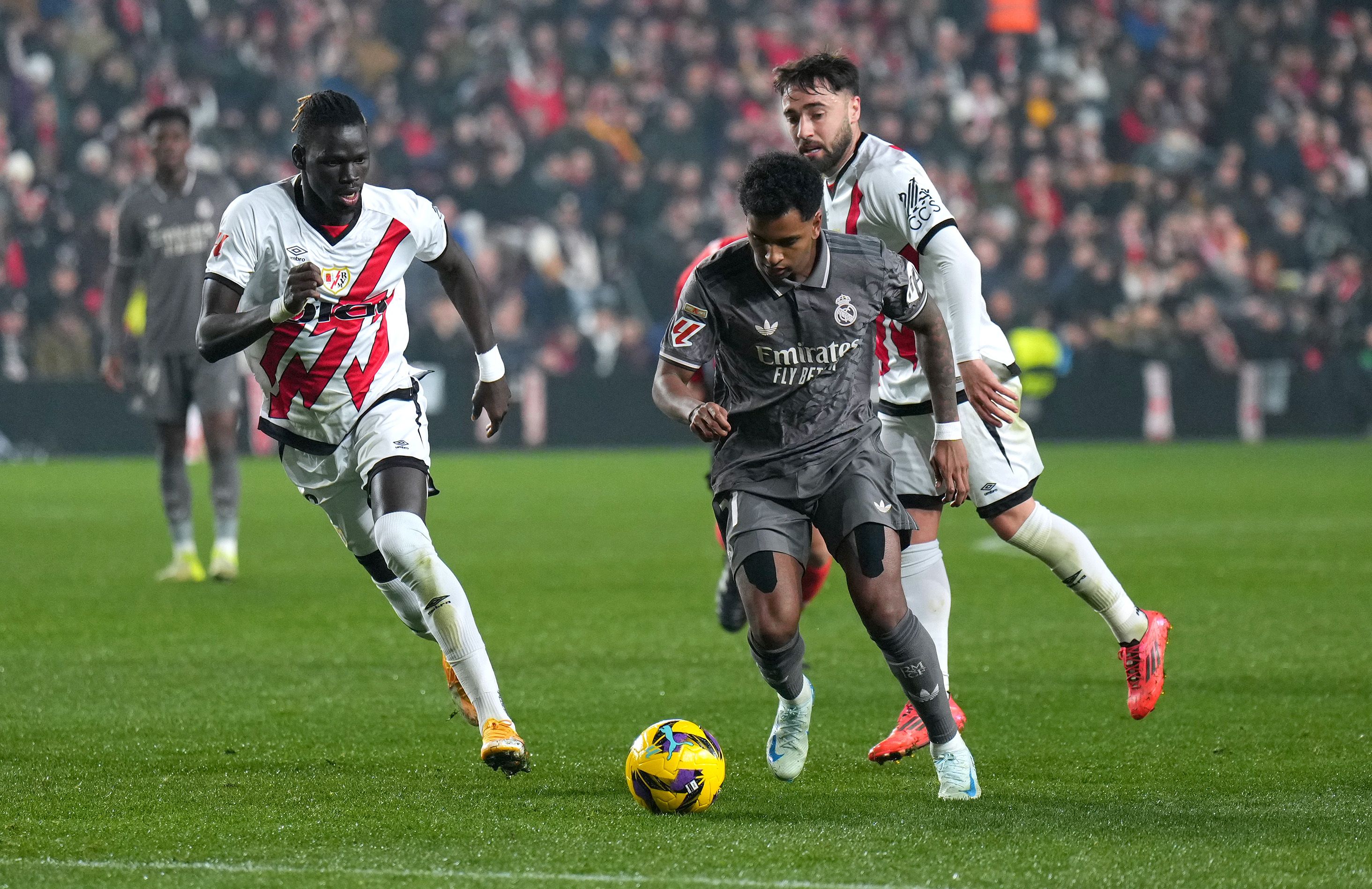 Rodrygo Goes disputando un balón en el Rayo-Real Madrid