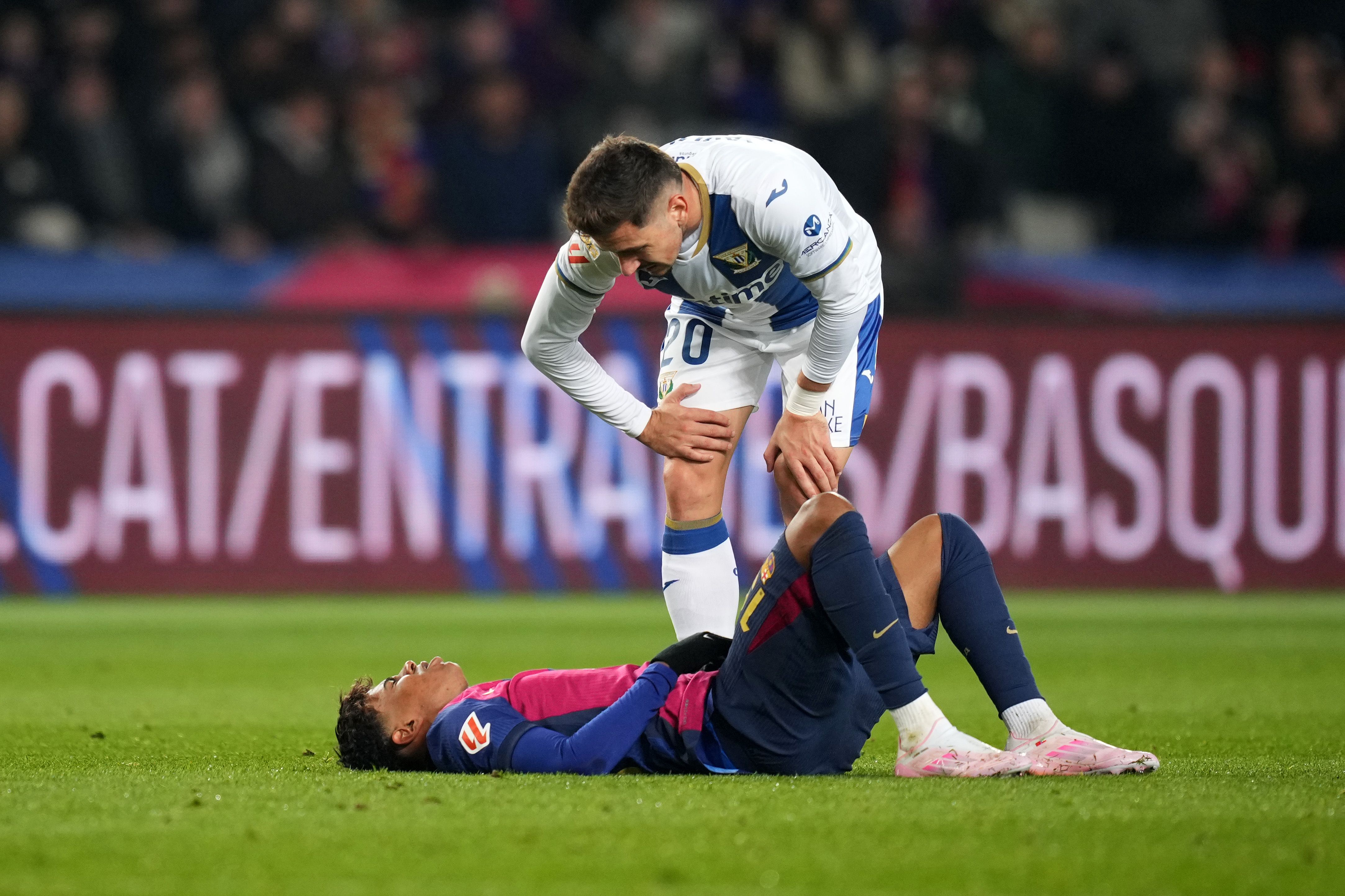 Lamine Yamal después de la dura entrada de Javi Hernández