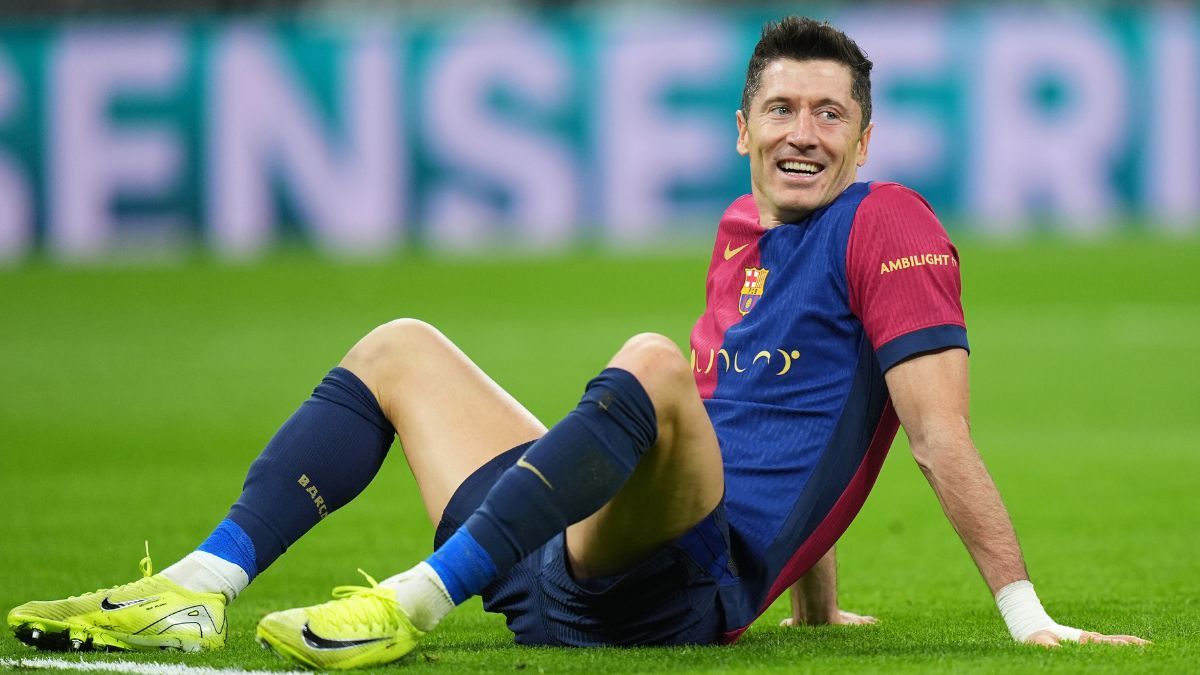 Robert Lewandowski sobre el césped del Bernabéu en 'El Clásico' de LaLiga