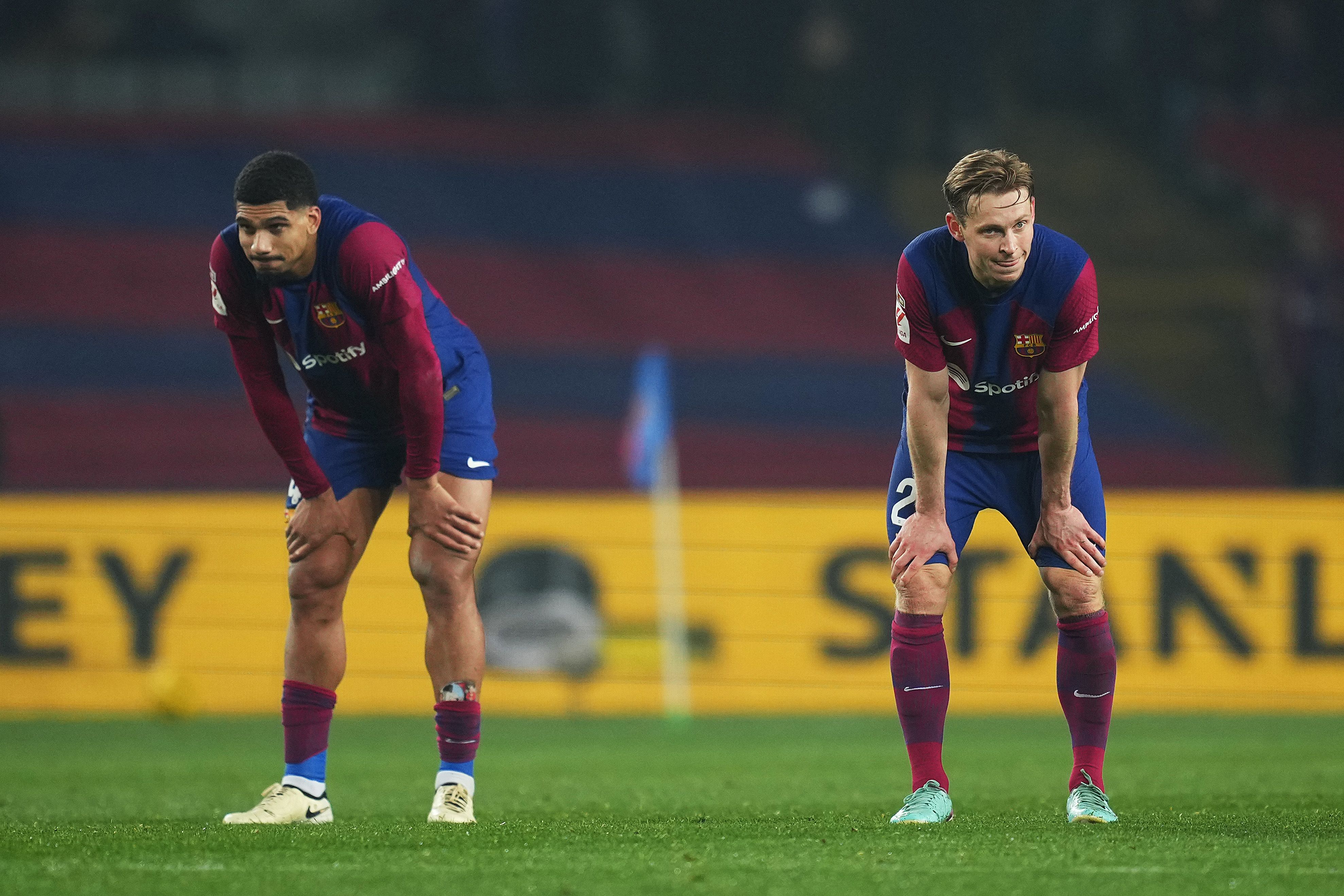 Araujo y De Jong tras un partido del Barça