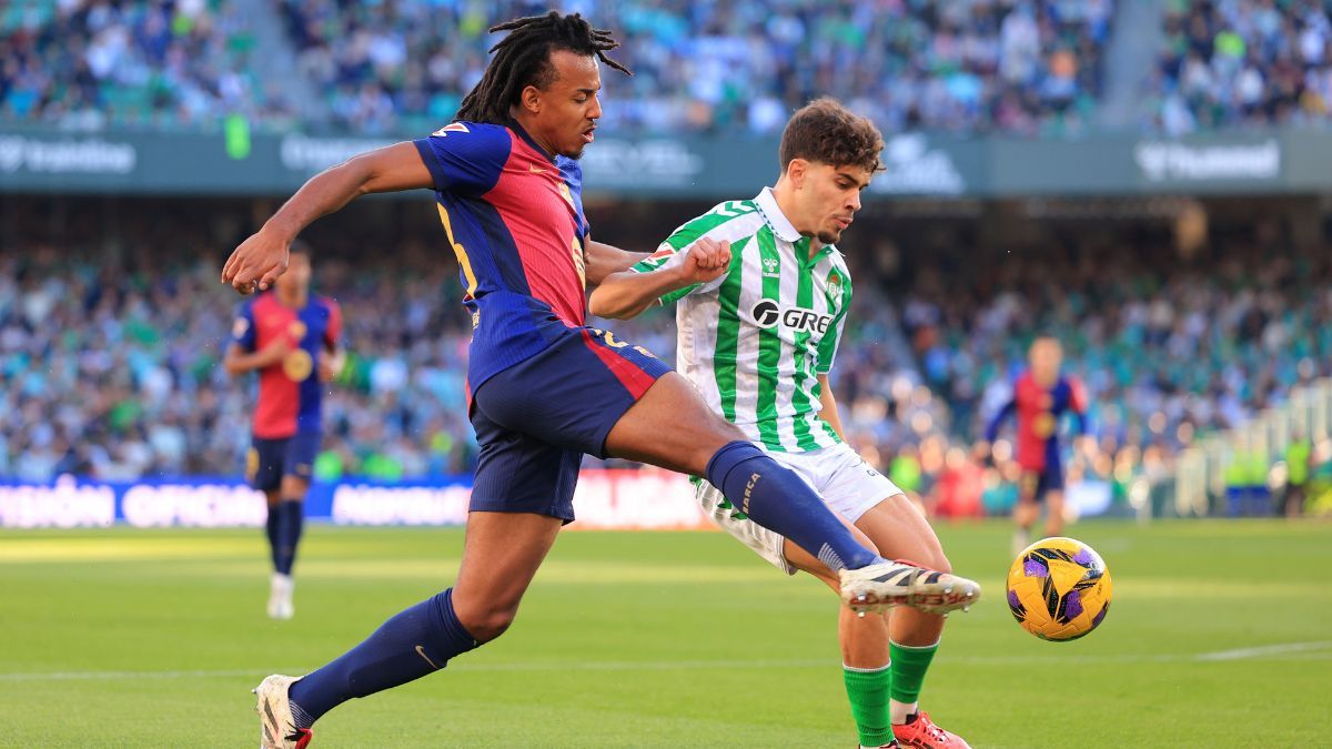 Jules Koundé en el duelo entre el FC Barcelona y el Real Betis en LaLiga EA Sports 2024 25