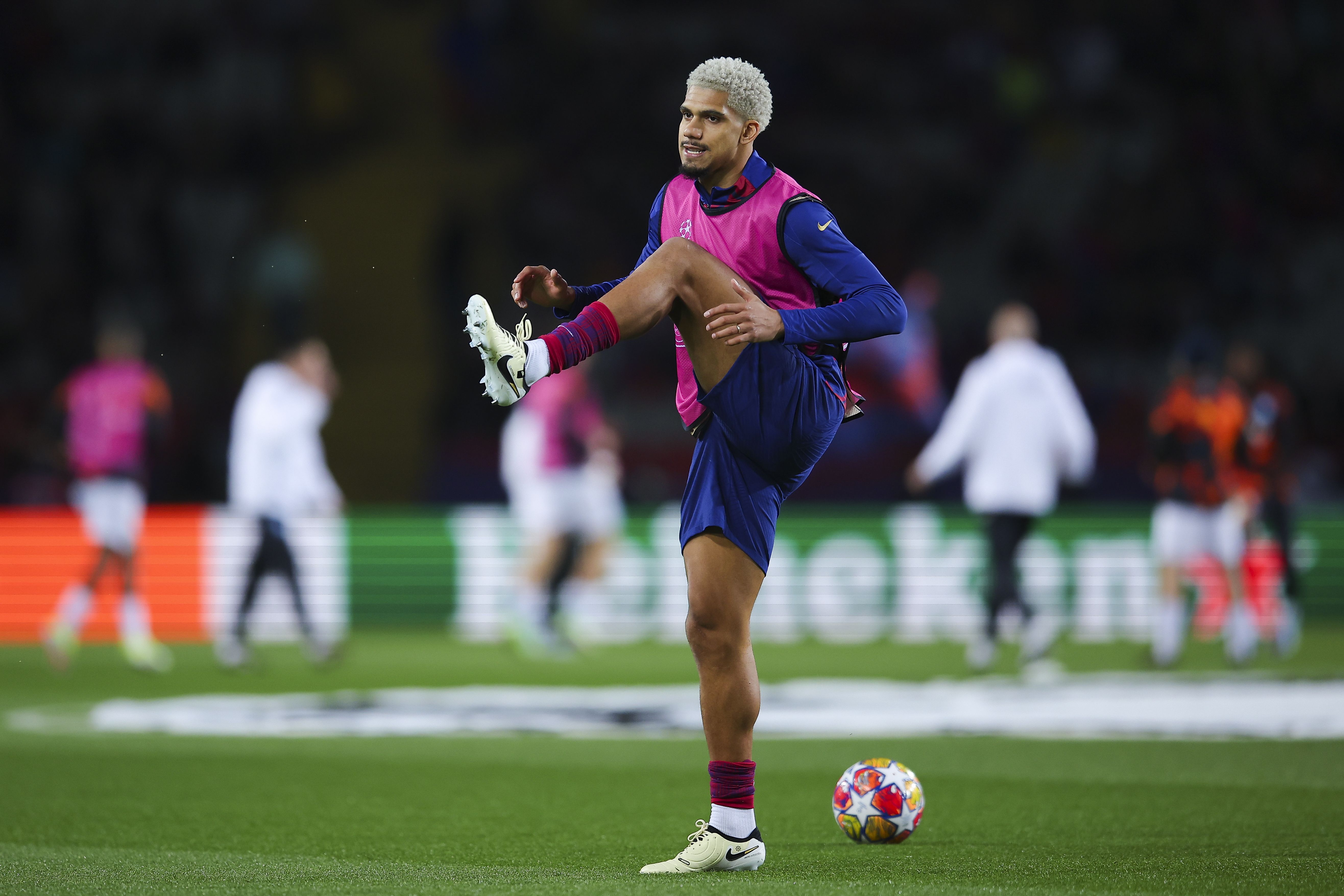 Ronald Araujo warming up with Barça