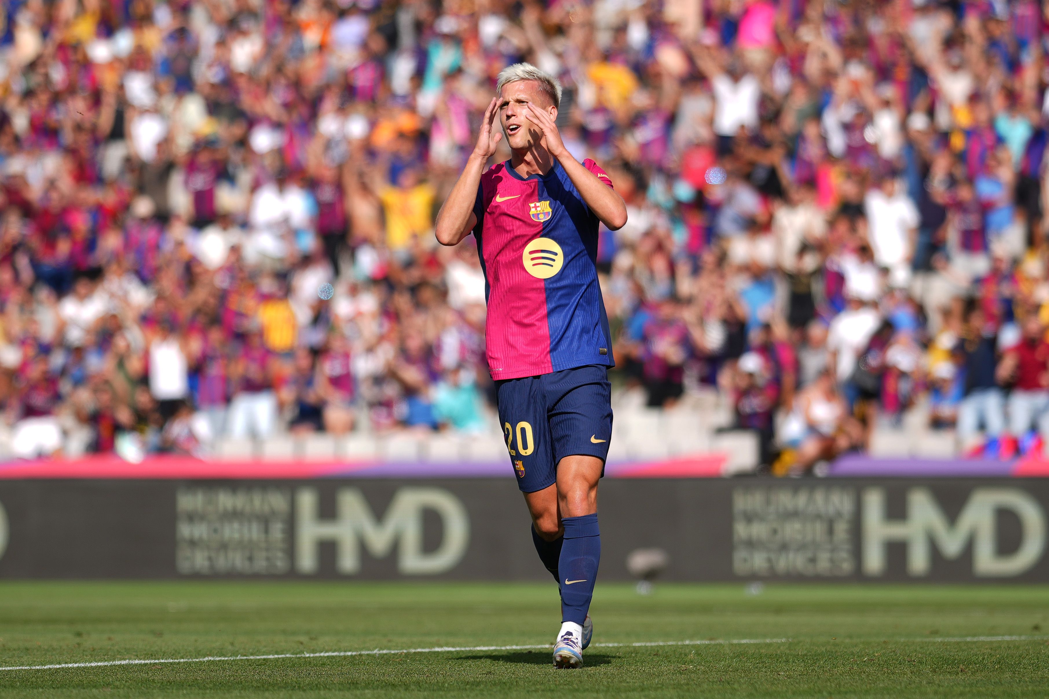 Dani Olmo en un partido con el Barça