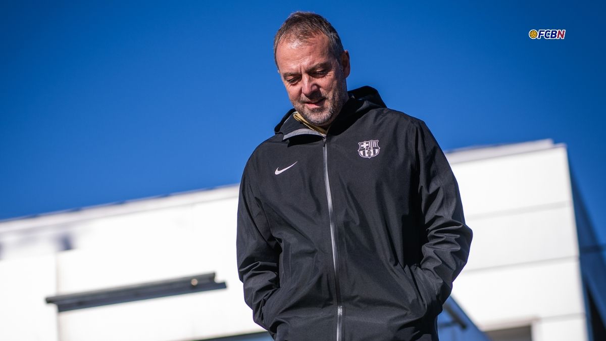 Hansi Flick dirigiendo un entrenamiento del FC Barcelona