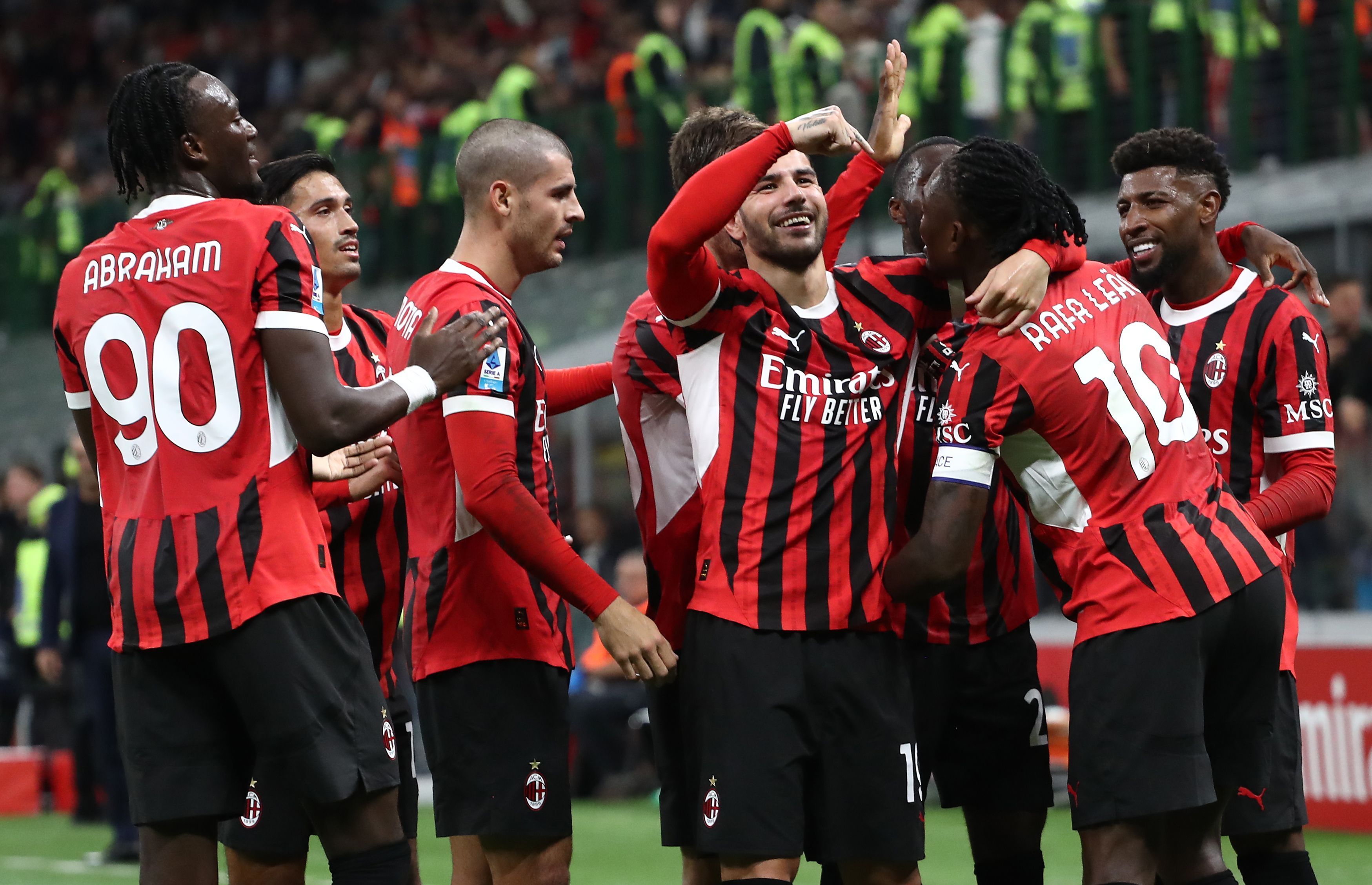 Jugadores del AC Milan festejando un gol contra el Lecce