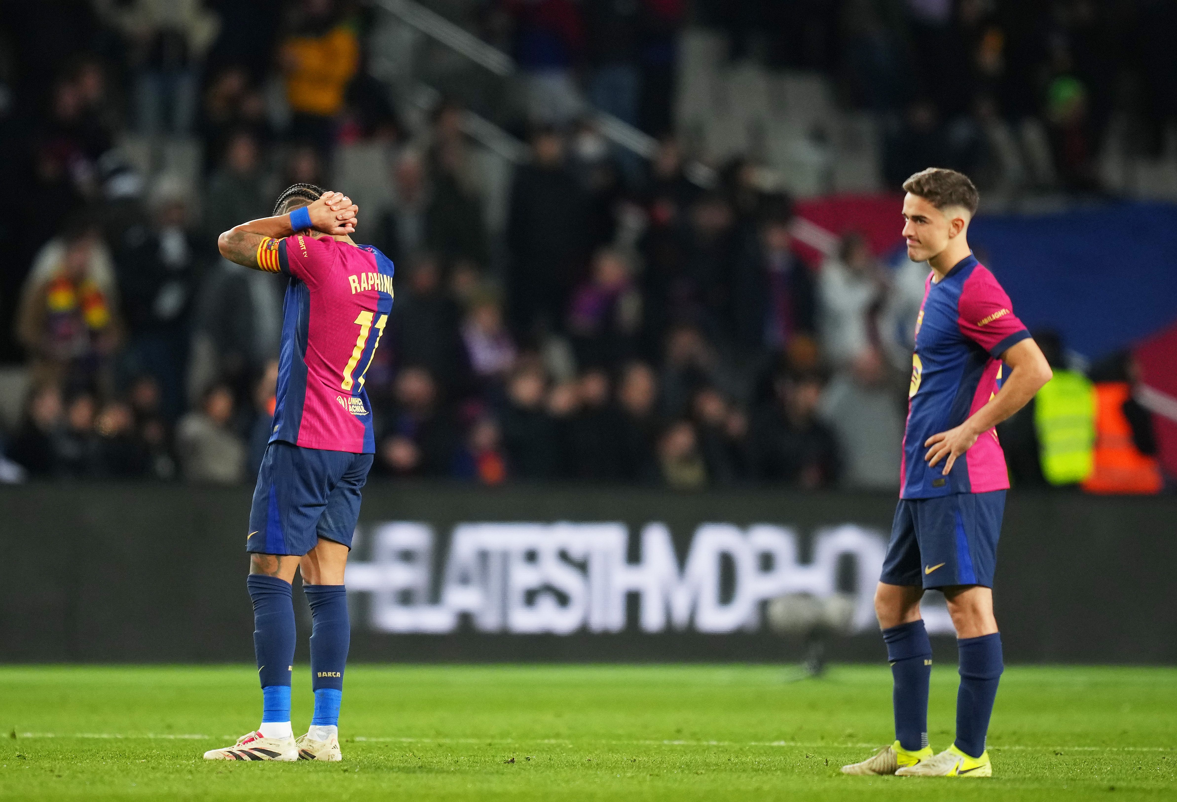 Raphinha y Gavi se lamentan tras la derrota contra el Atlético (1-2)