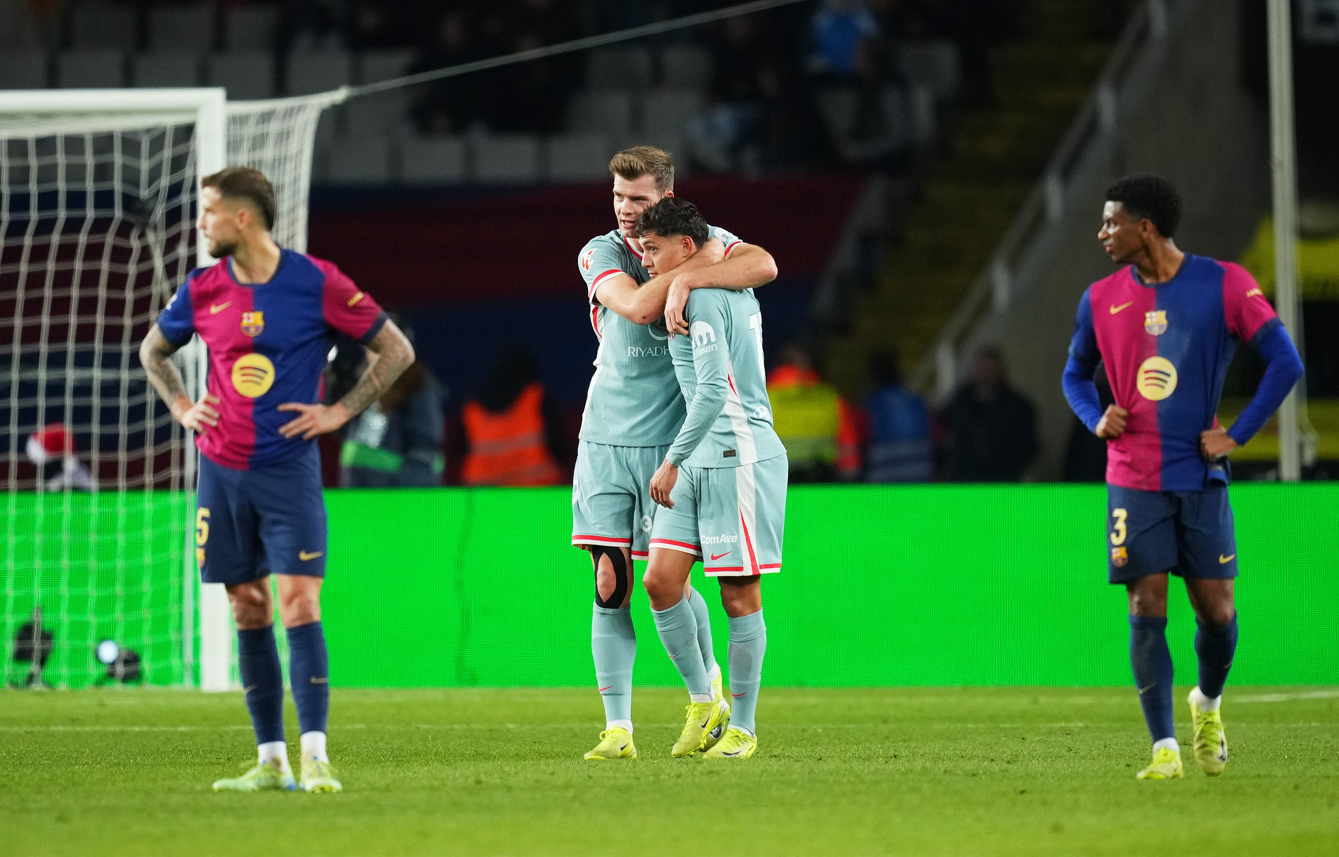 Iñigo Martínez y Alejandro Balde se lamentan tras un gol del Atlético