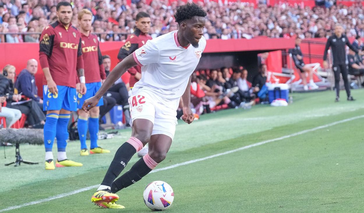 Lucien Agoumé en un partido con el Sevilla