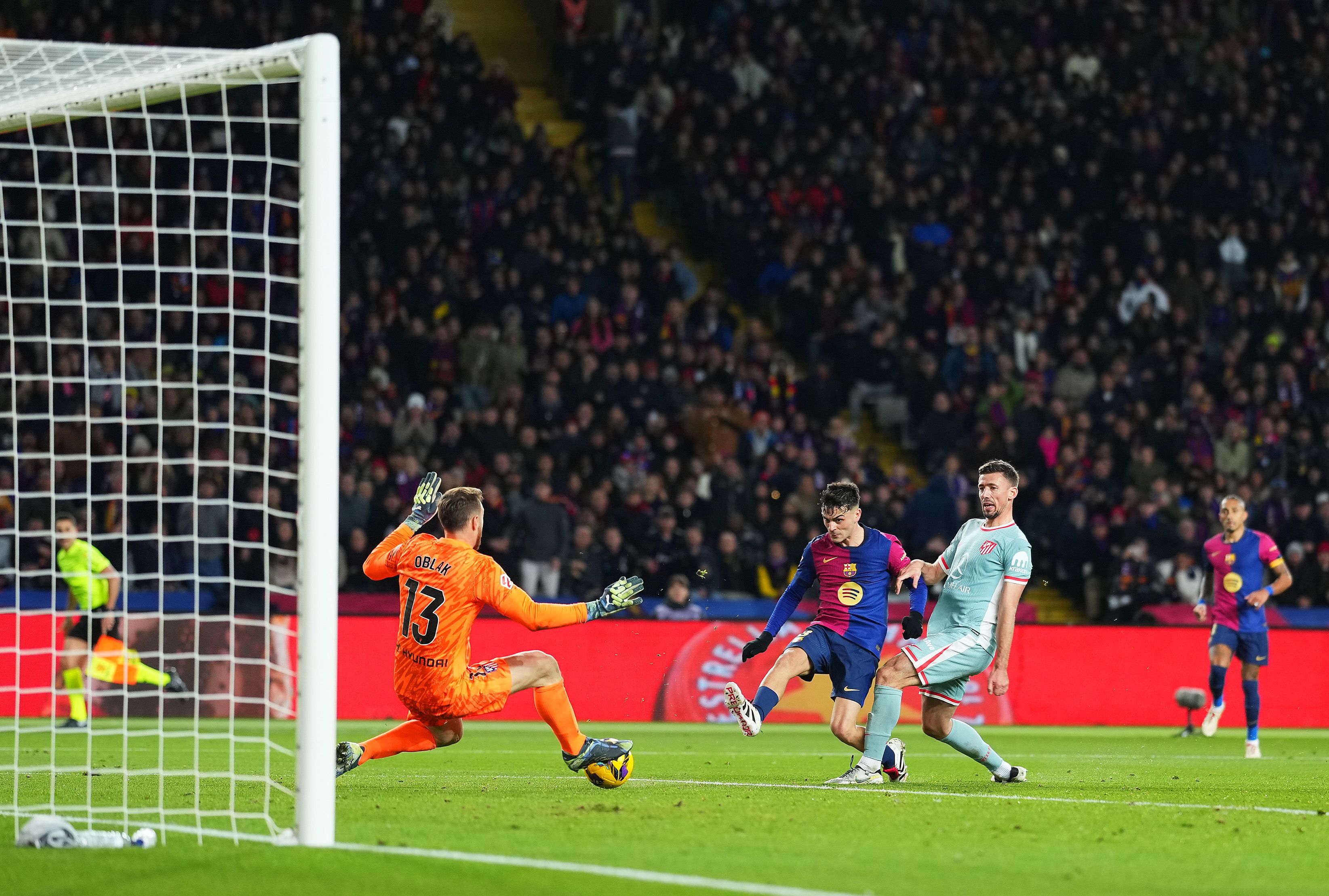 Pedri, en un mano a mano ante Jan Oblak