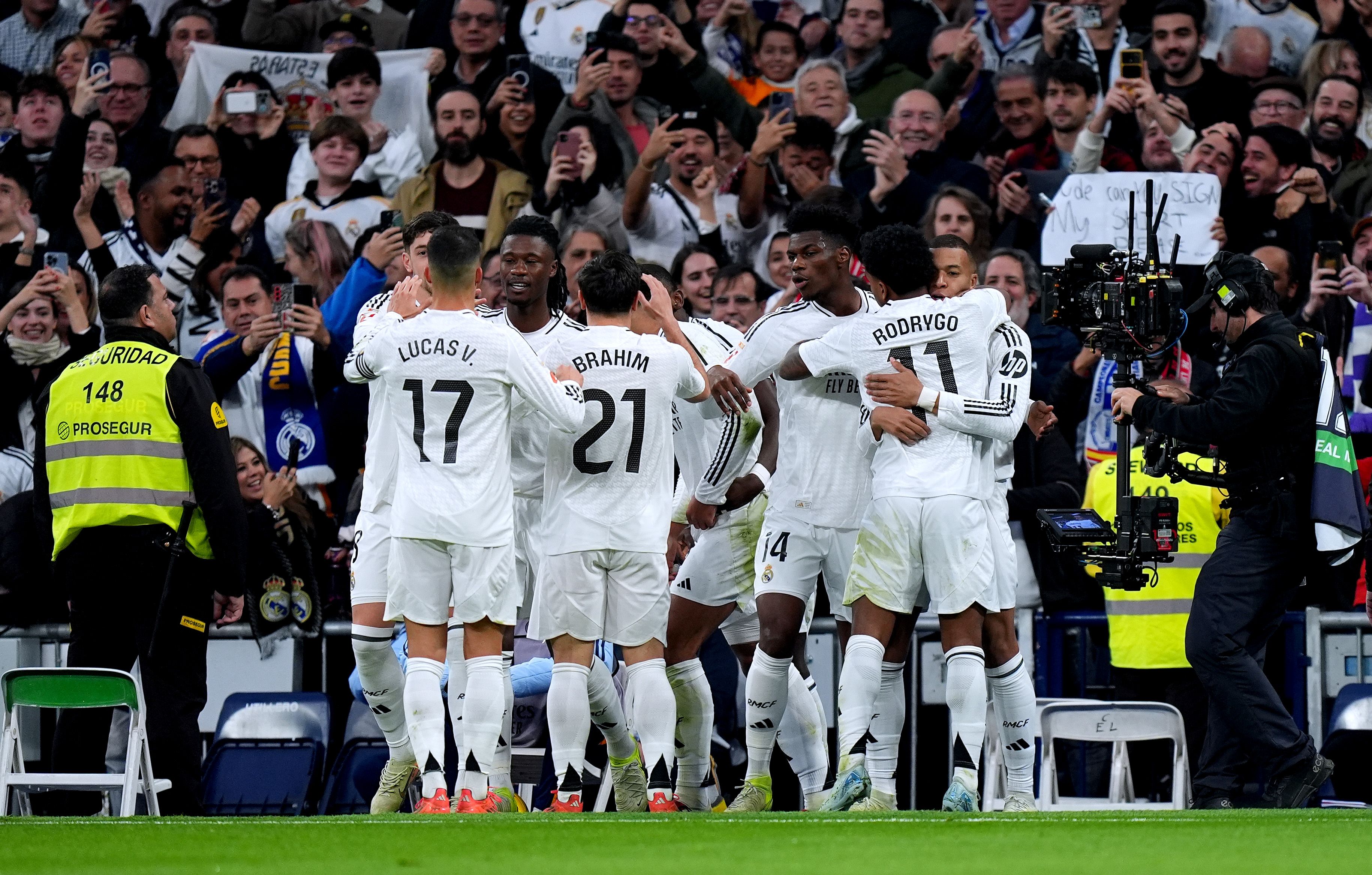 El Real Madrid golea al Sevilla y supera al Barça en la clasificación