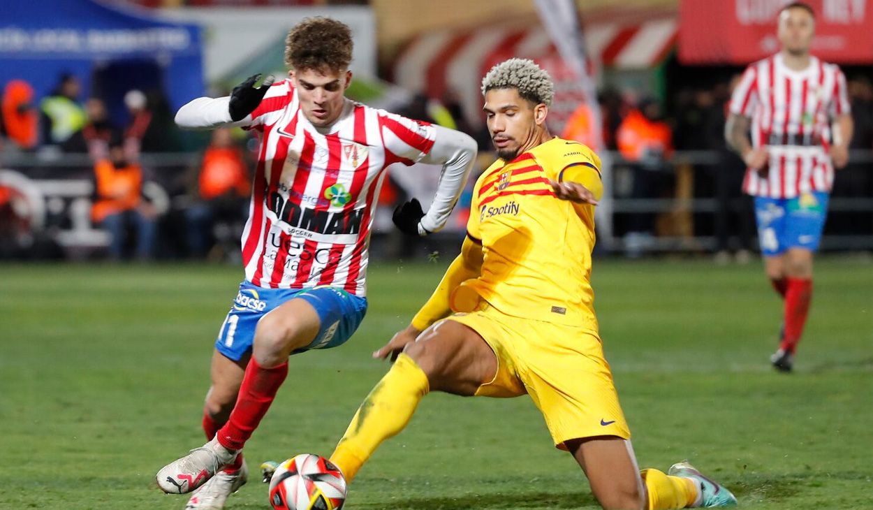 Ronald Araujo durante el Barbastro-Barça (2-3)