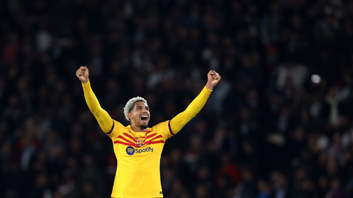 Ronald Araujo durante el partido de ida de los cuartos de final de la Champions League entre el PSG y el Barça