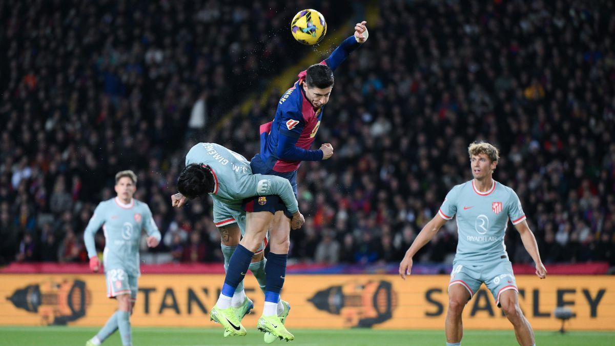 Robert Lewandowski con el FC Barcelona en el duelo ante el Atlético de Madrid en LaLiga EA Sports 2024 25 