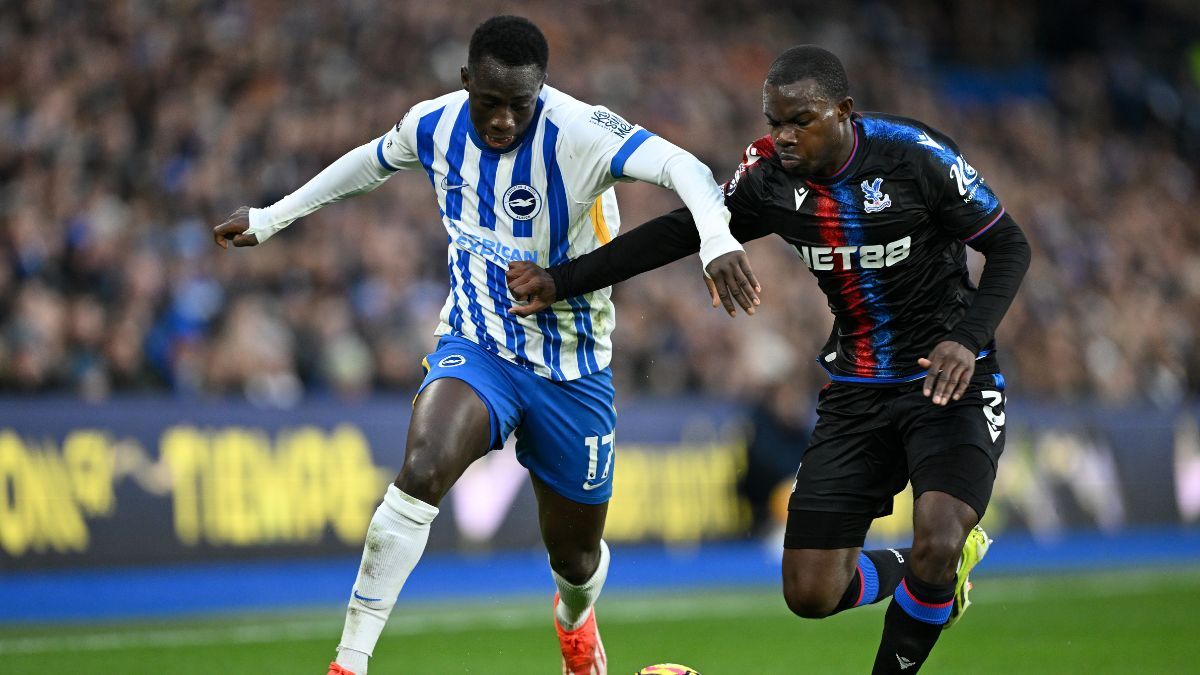 Tyrick Mitchell en el duelo entre el Crystal Palace y el Brighton en la Premier League 2024 25