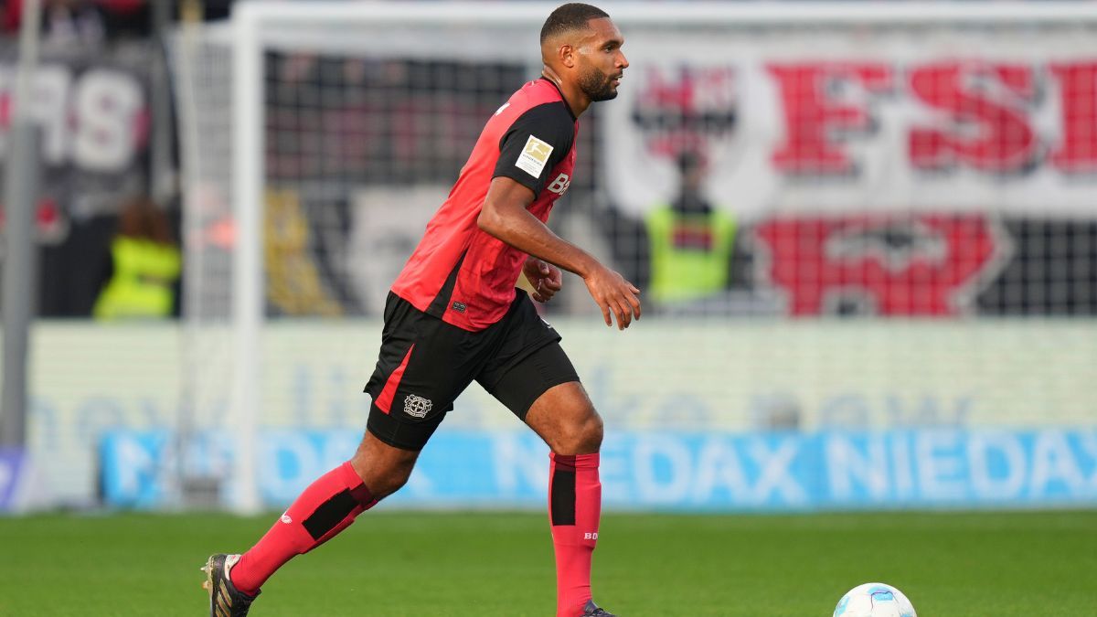 Jonathan Tah en el duelo entre el Bayer Leverkusen y el Eintracht Frankfurt en la Bundesliga 2024 25