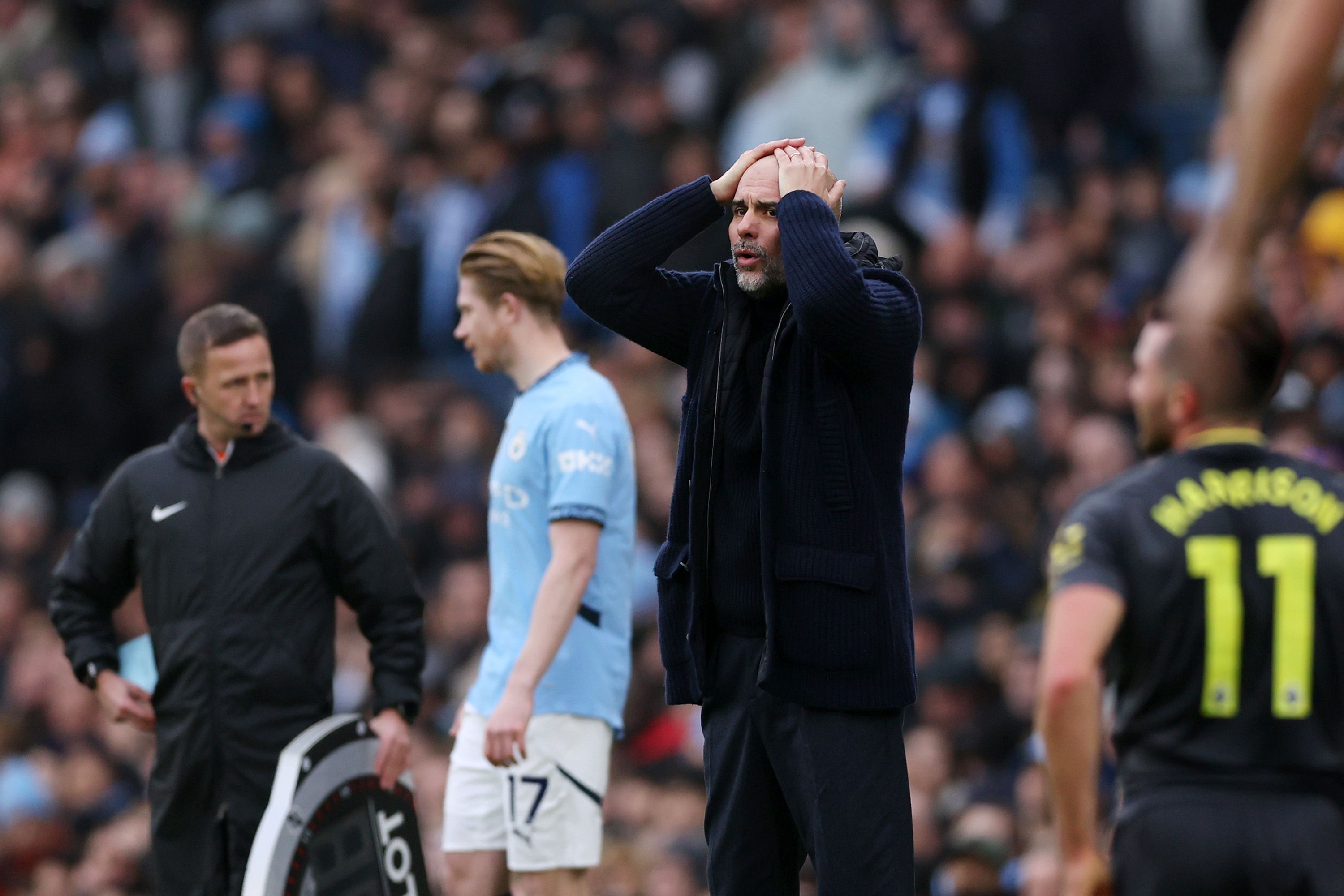 Pep Guardiola se lamenta durante el City-Everton (1-1)