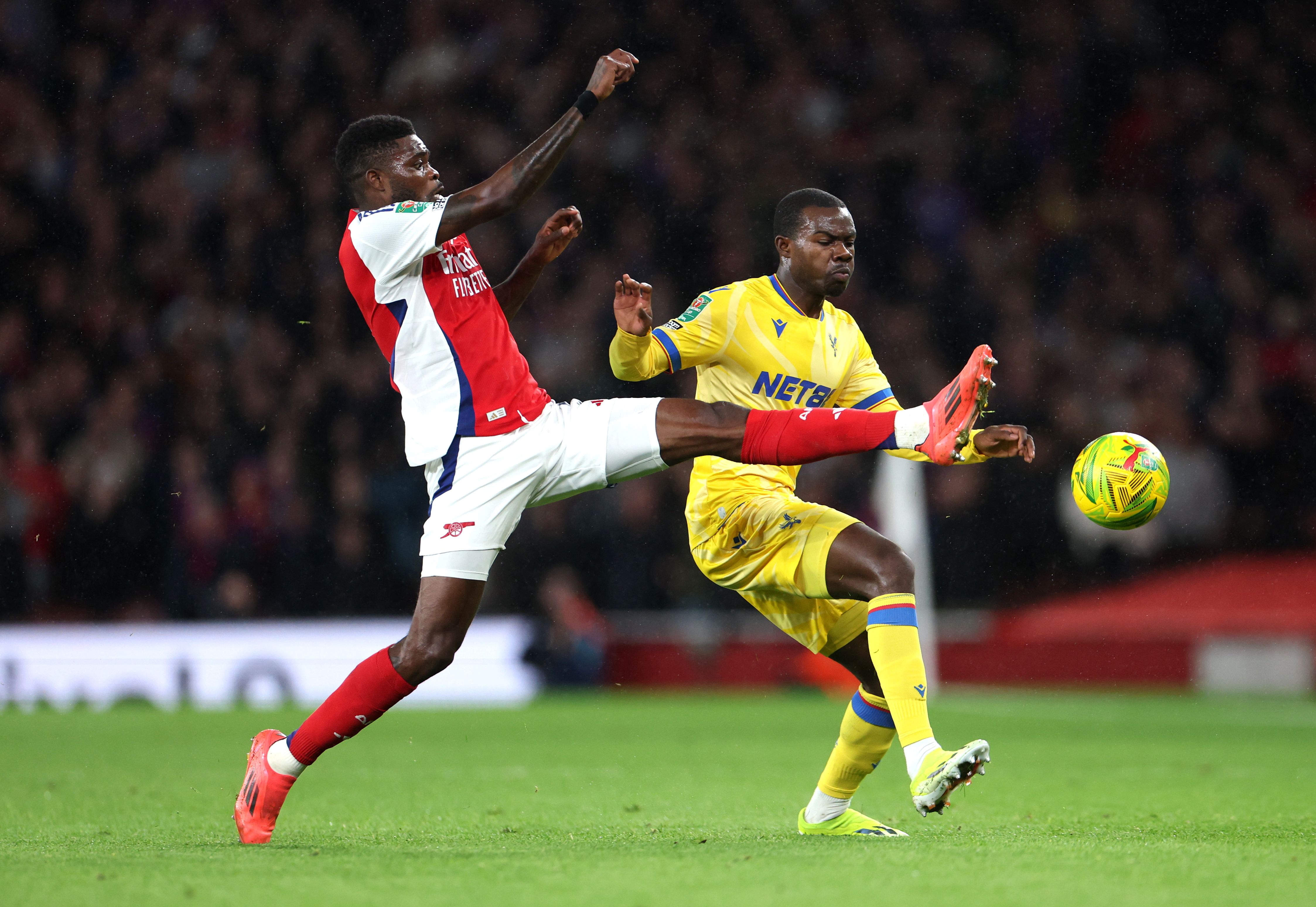 Tyrick Mitchell en un partido con el Crystal Palace